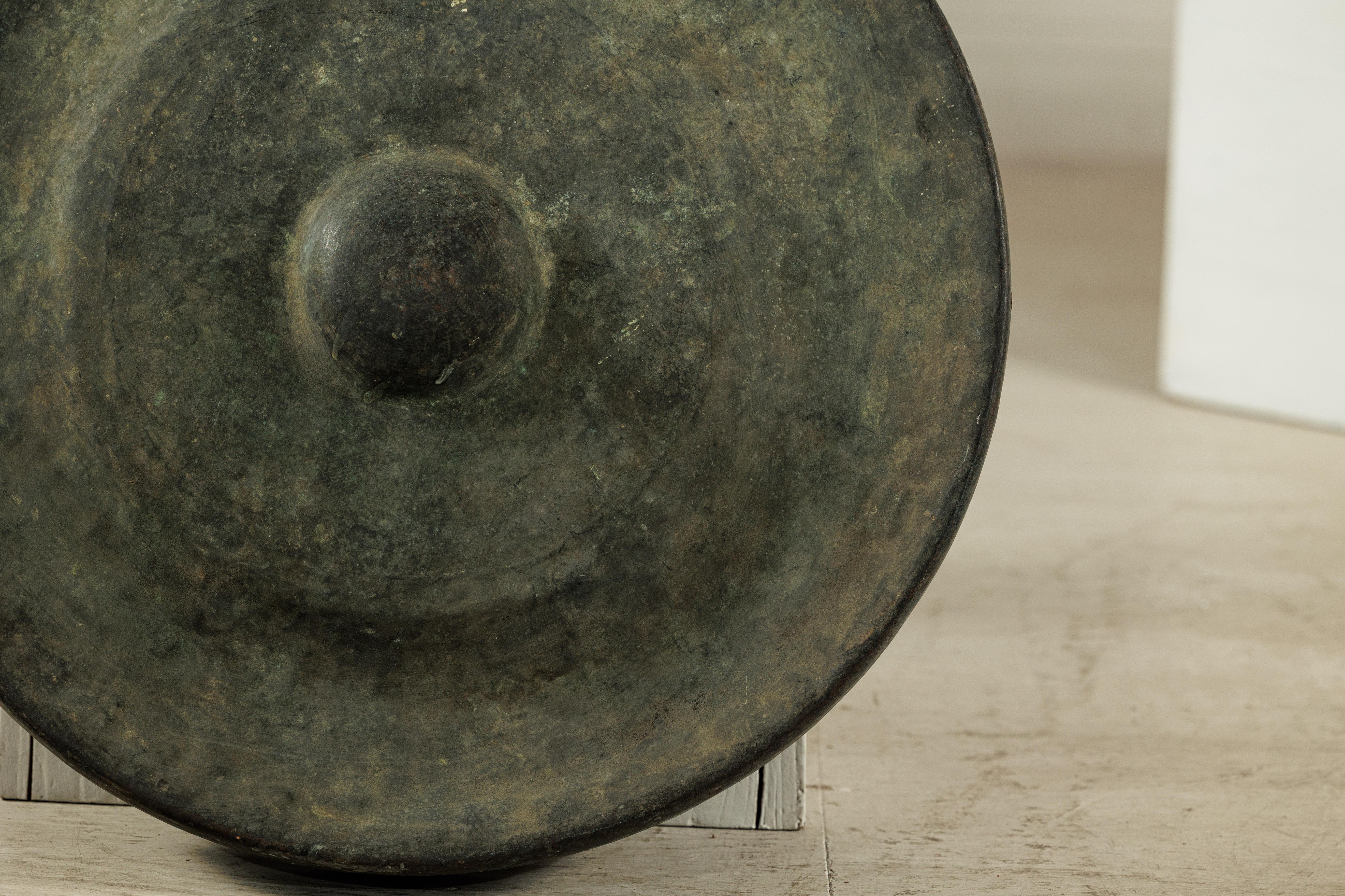 Gong antico in bronzo tailandese con centro a cupola e patina di Verdigris invecchiato in vendita 2