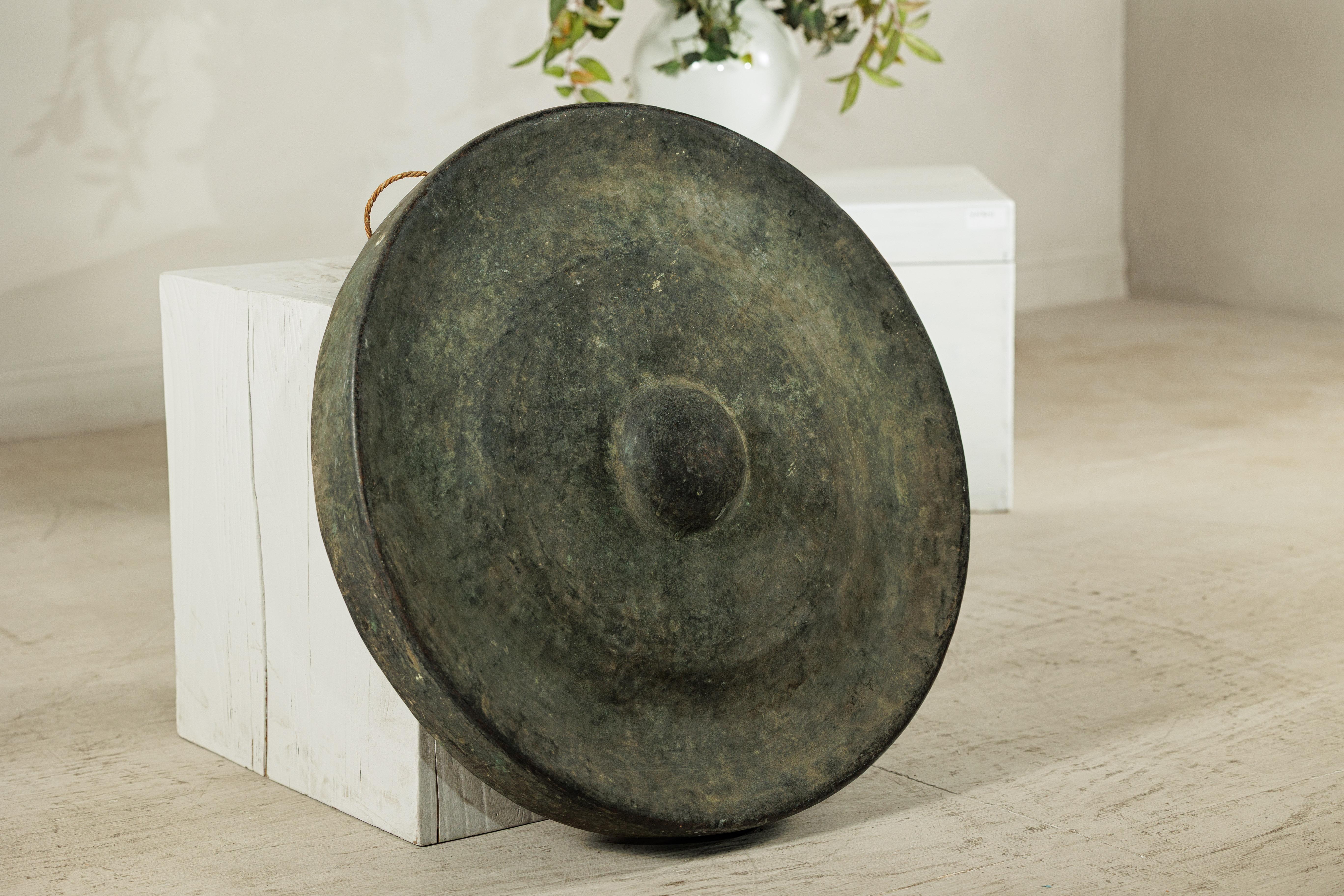 Gong antico in bronzo tailandese con centro a cupola e patina di Verdigris invecchiato in vendita 3