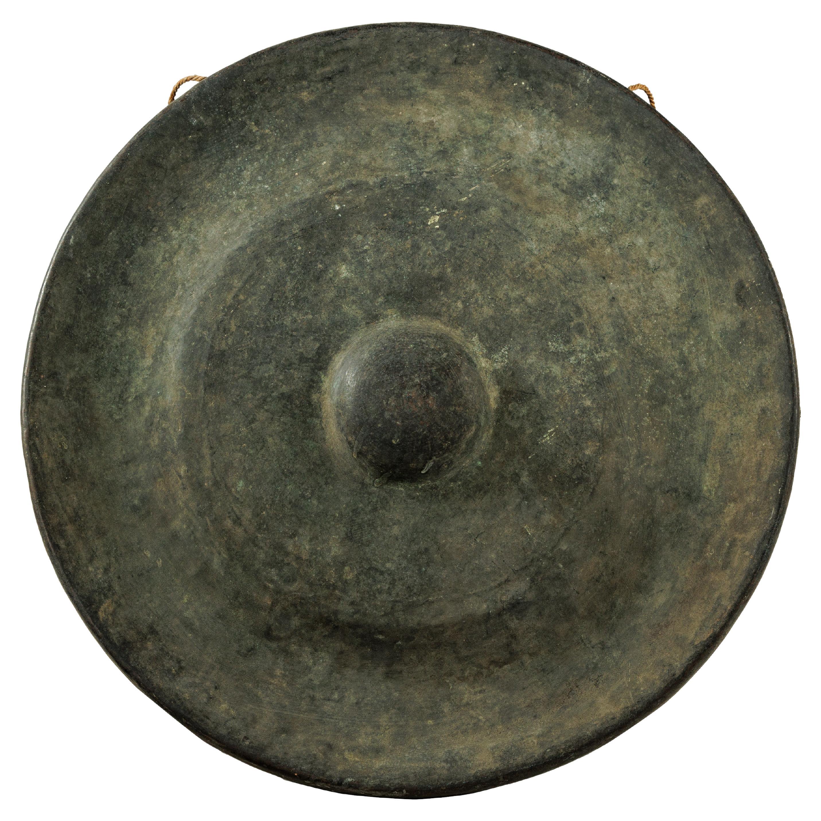 Gong antico in bronzo tailandese con centro a cupola e patina di Verdigris invecchiato