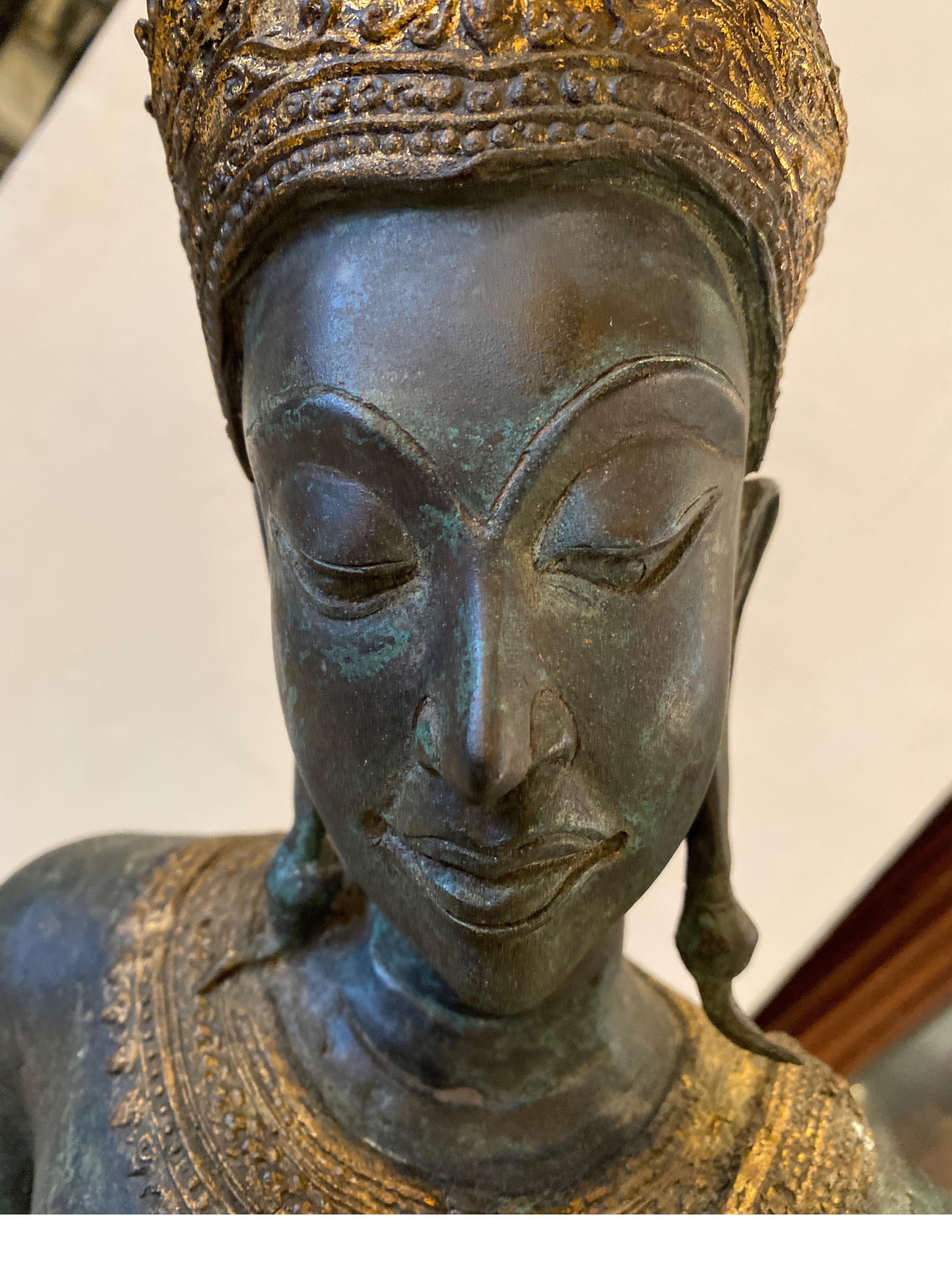 Sculpture thaïlandaise ancienne en bronze d'une danseuse en vente 1