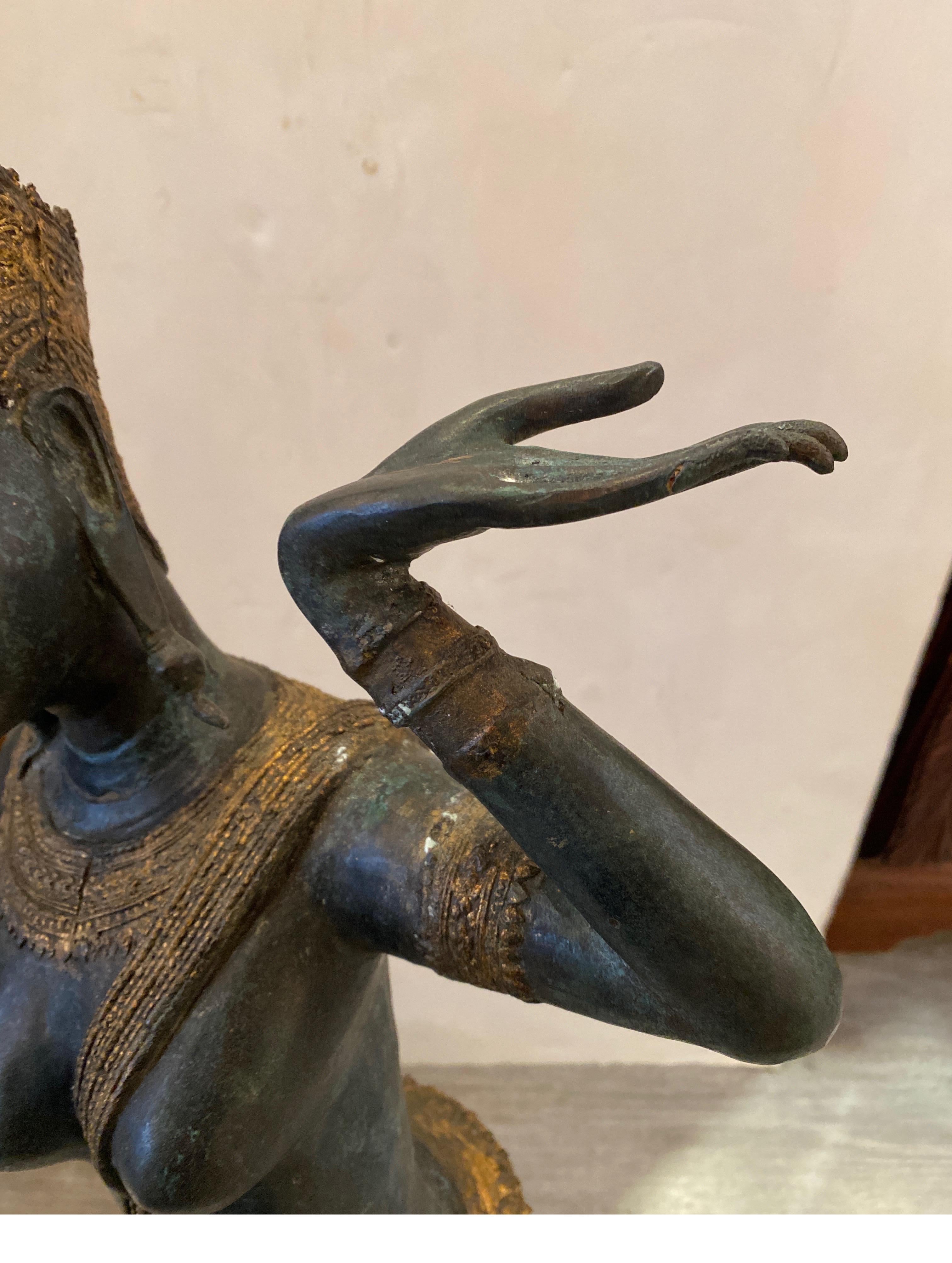 Patiné Sculpture thaïlandaise ancienne en bronze d'une danseuse en vente