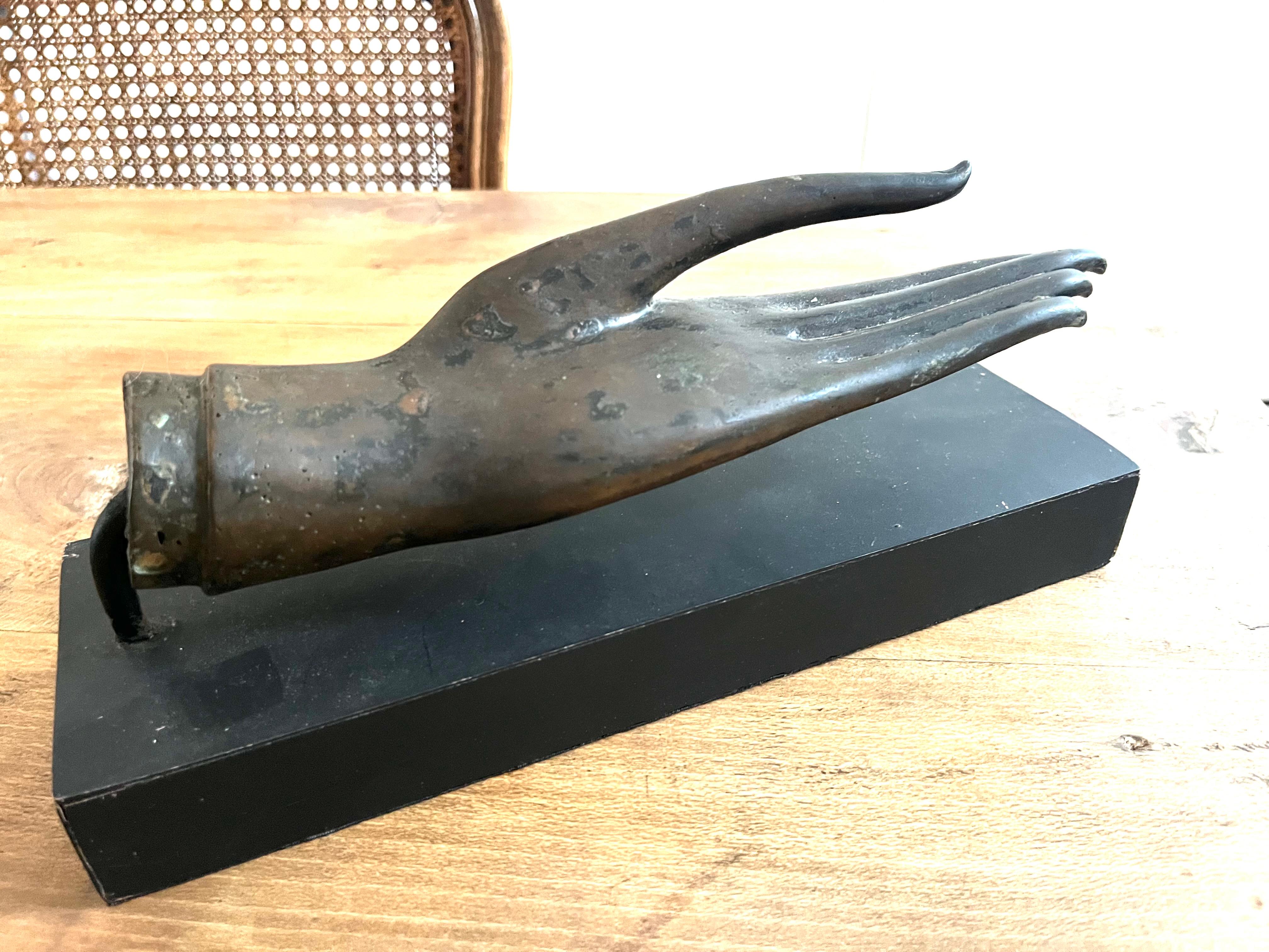 Eine antike Buddha-Hand aus Bronze, die die Vitarka Mudra oder die Position der Wissensübertragung zeigt, Thailand, frühes 19. Jahrhundert, kürzlich auf einen Ständer montiert.
