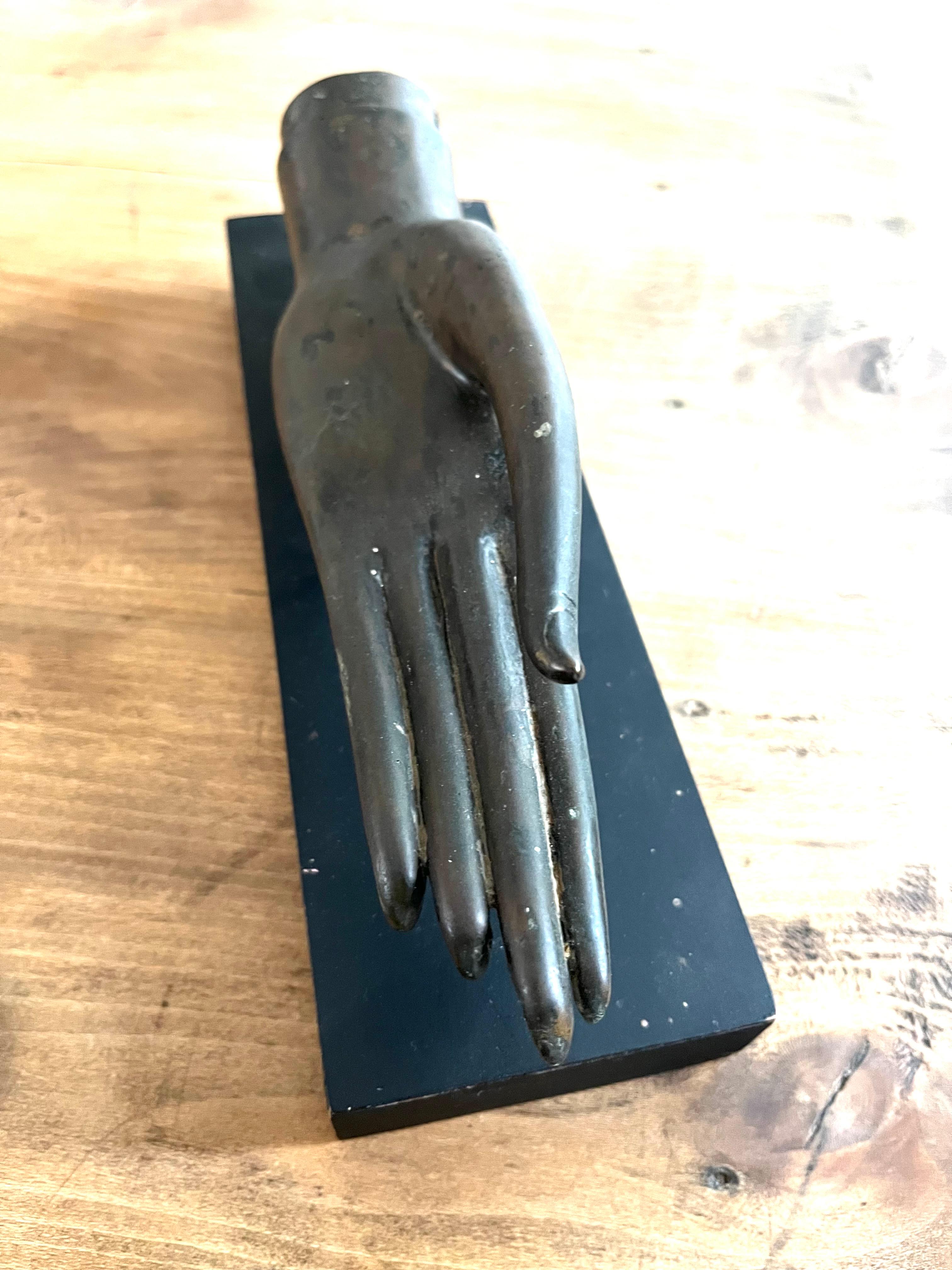 Antike Thai Buddha Hand in Bronze, montiert (Gegossen) im Angebot