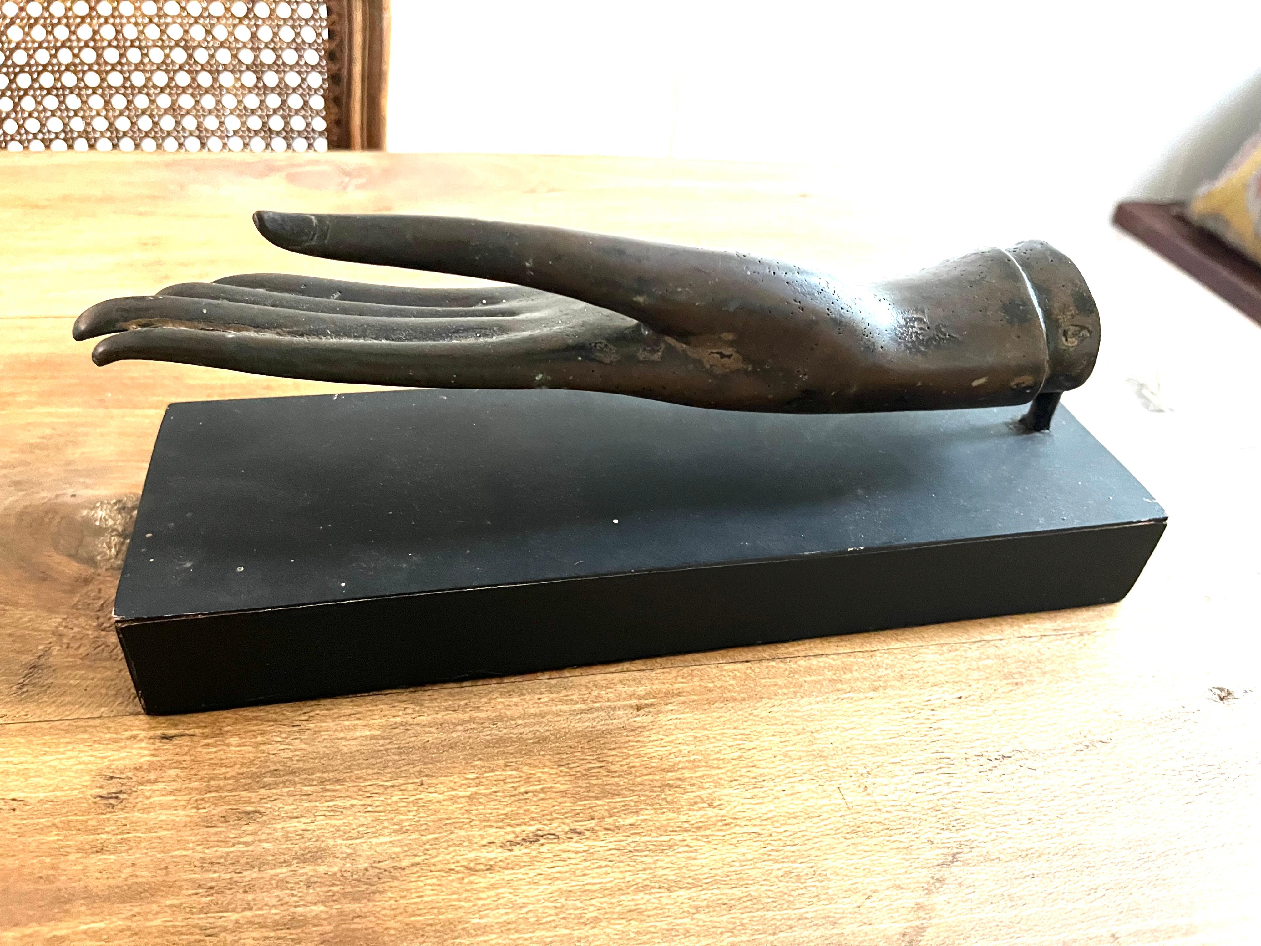 Antike Thai Buddha Hand in Bronze, montiert im Angebot 1