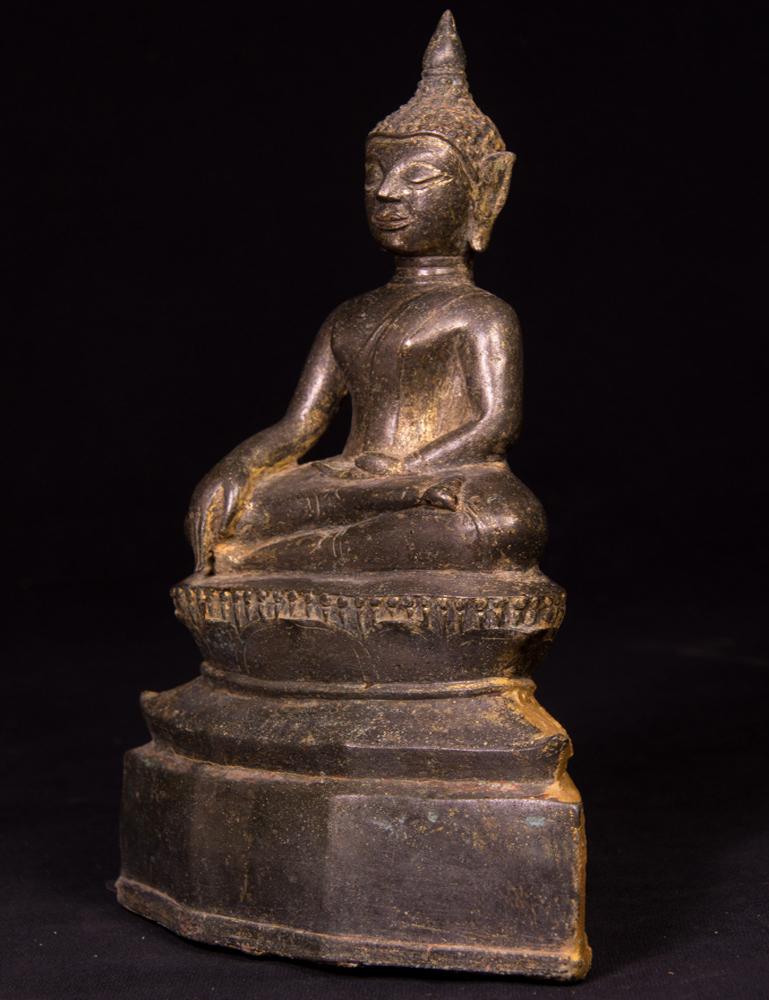 Material : bronze
22 cm high
14 cm wide and 7 cm deep
Bhumisparsha mudra
18. Jahrhundert
Weight: 758 grams
Originating from Thailand
Nr: 1644

