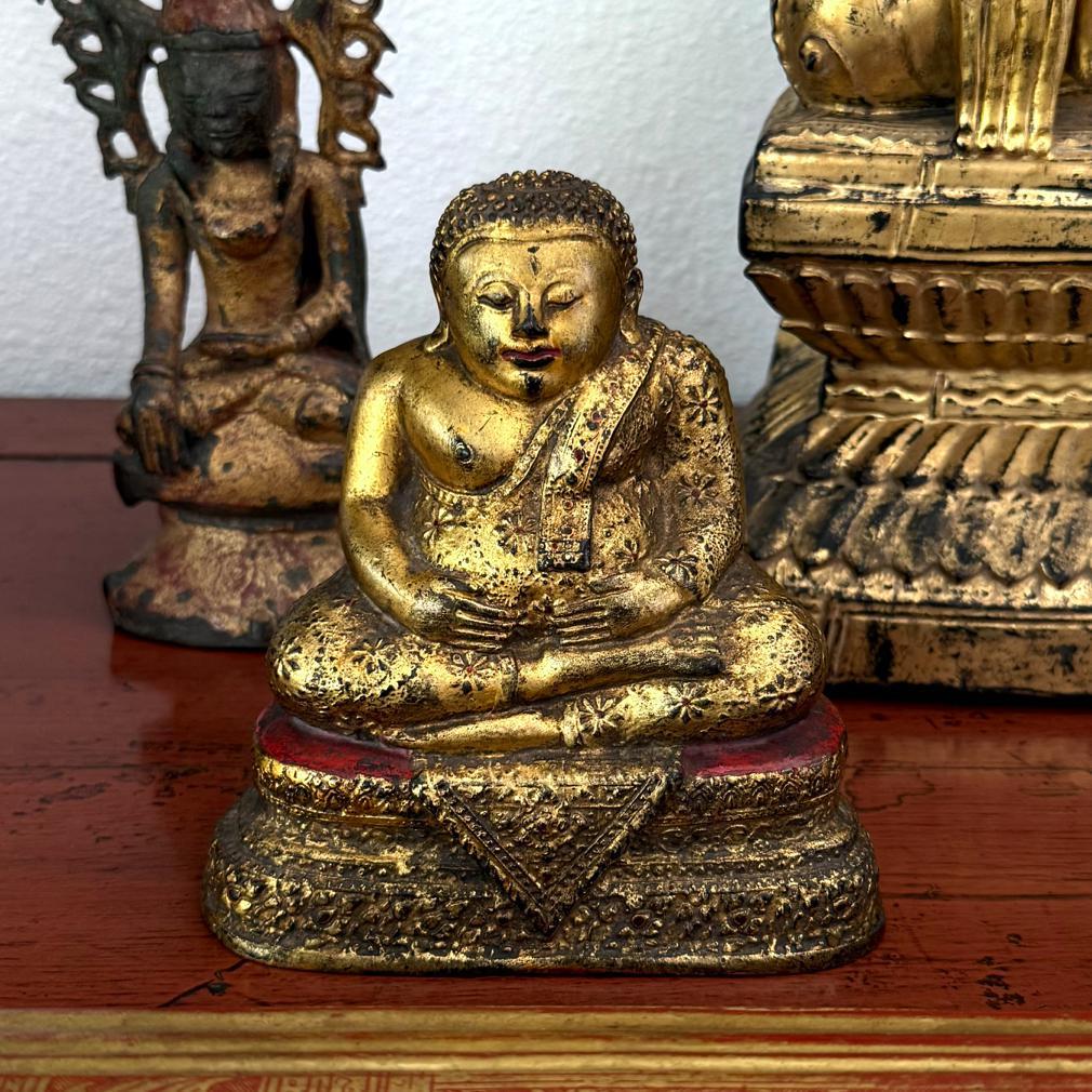 Figure ancienne en bronze doré bouddhiste thaïlandais de Phra Sangkachai en vente 2