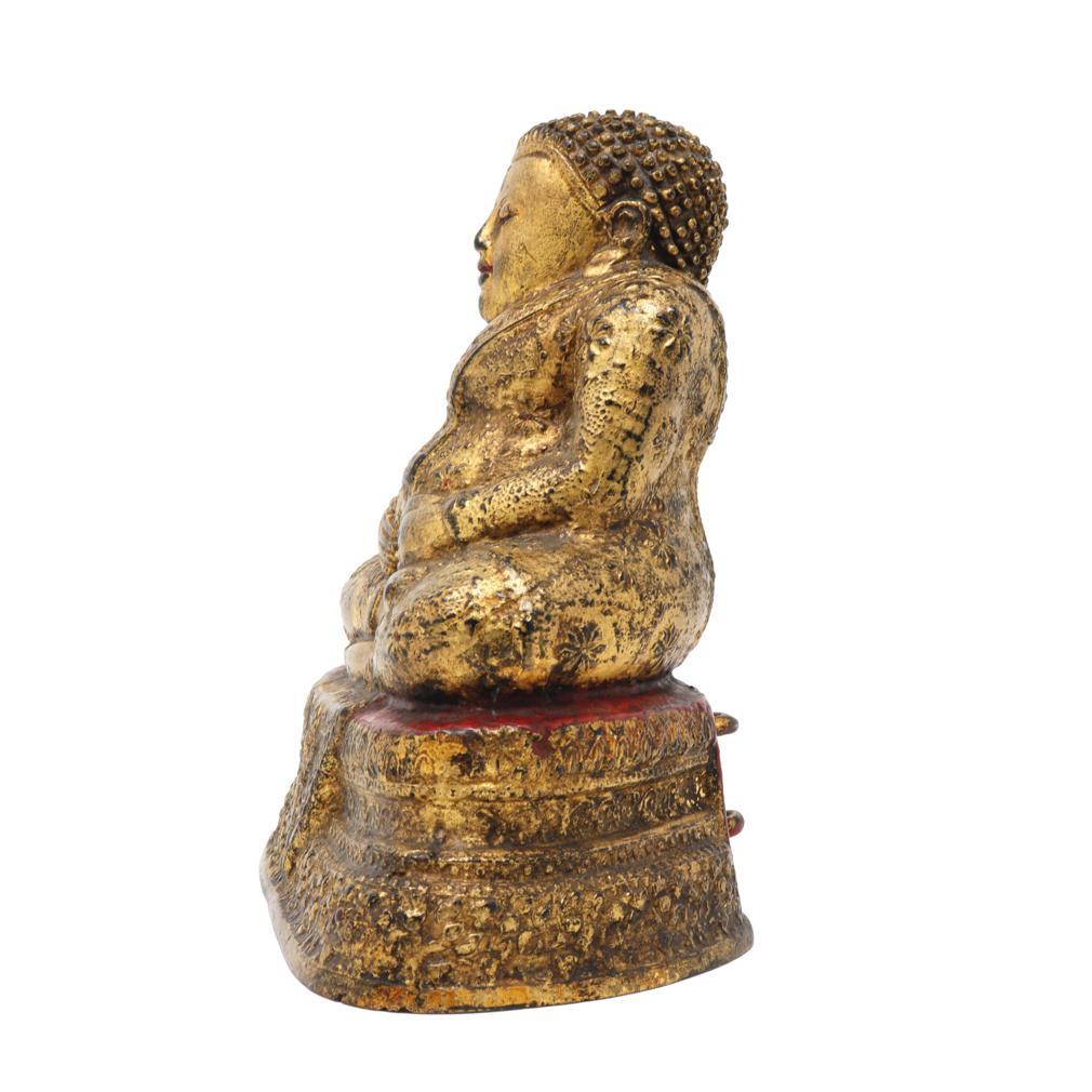 Figure ancienne en bronze doré bouddhiste thaïlandais de Phra Sangkachai, Royaume de Rattanakosin, fin du 19e siècle. 
Cette figure de moine corpulent est assise sur un socle en gradins, les jambes croisées et les mains entourant son gros ventre. La