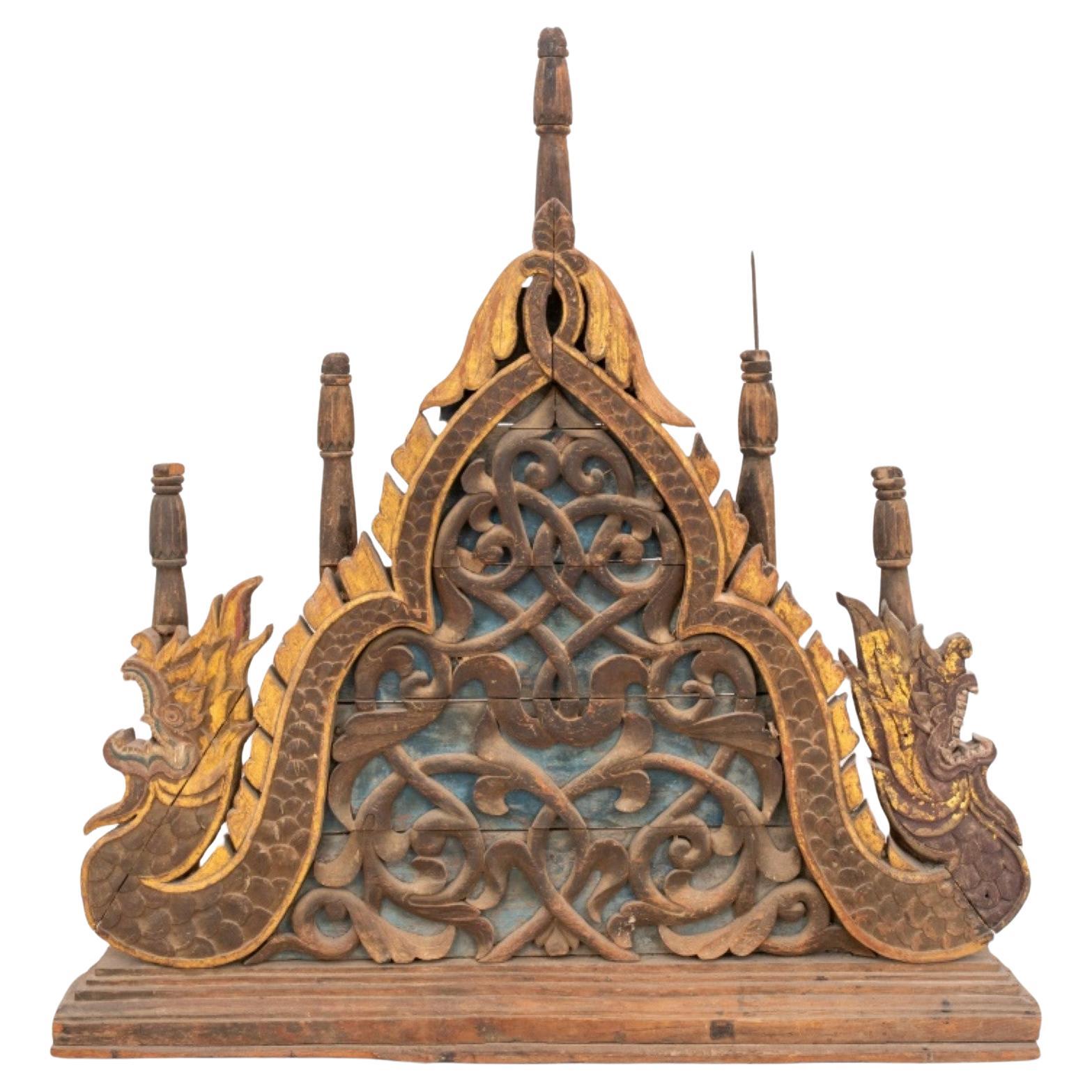 Antikes thailändisches geschnitztes architektonisches Element im Angebot