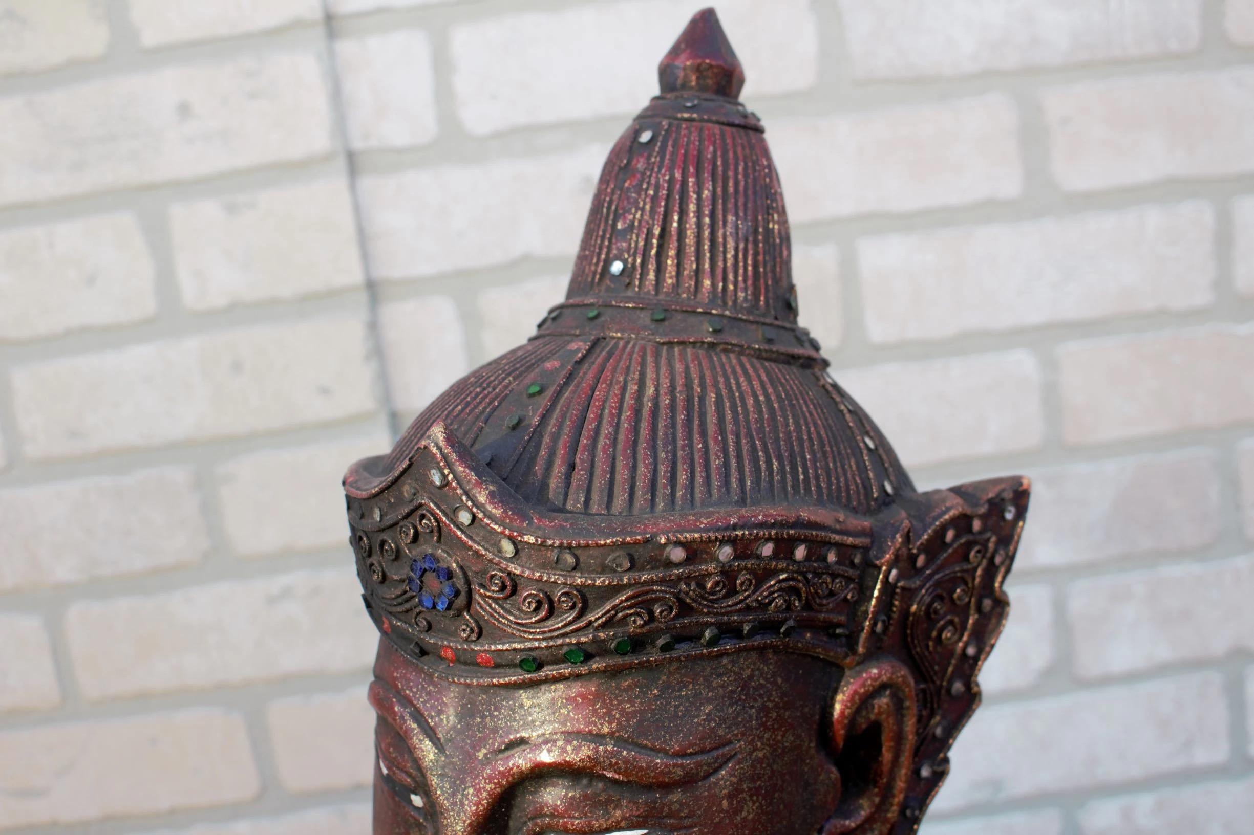 Antiker thailändischer geschnitzter sitzender Buddha, der eine Flöte spielt im Angebot 2