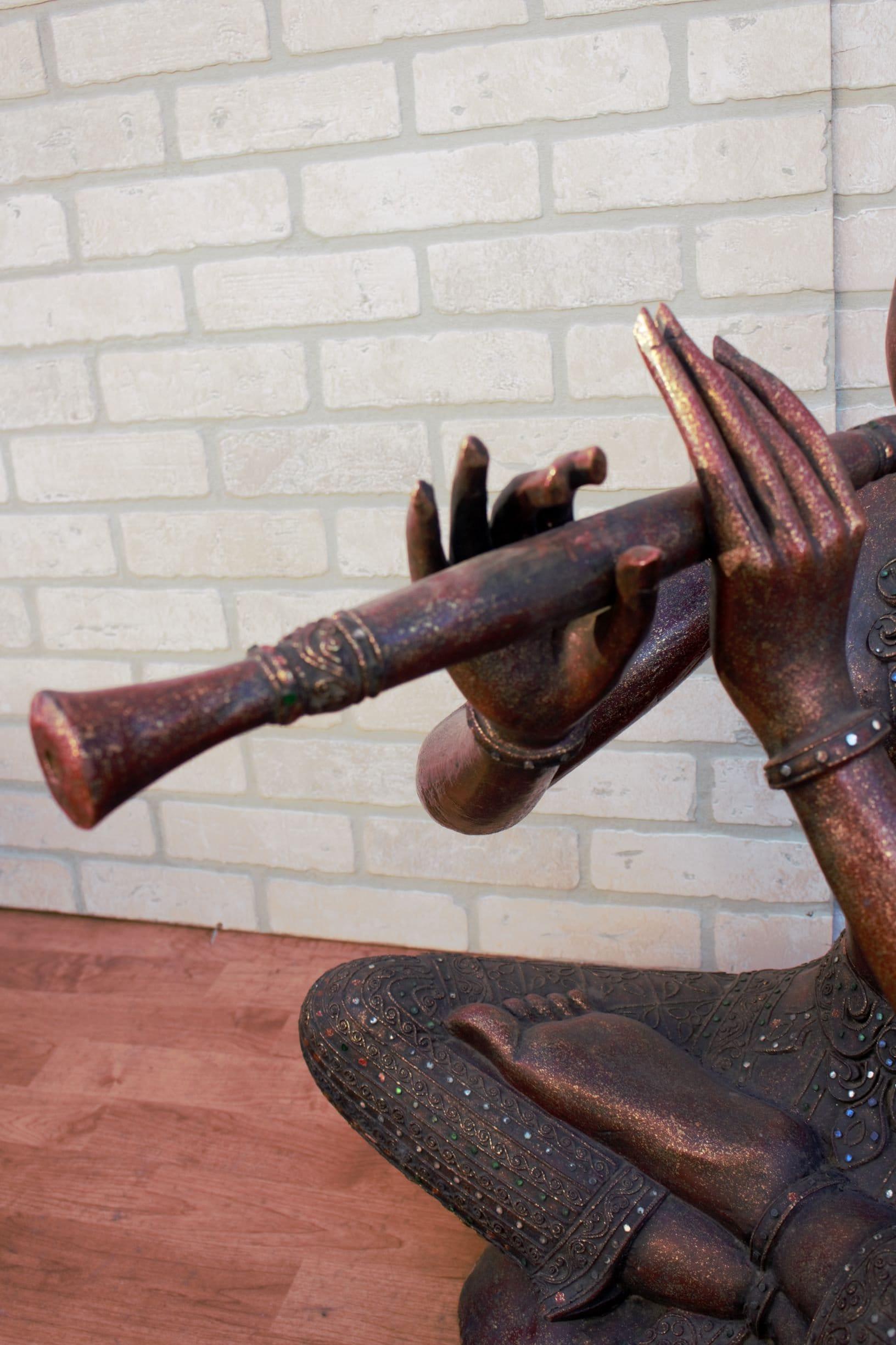 Antiker thailändischer geschnitzter sitzender Buddha, der eine Flöte spielt (Sonstiges) im Angebot