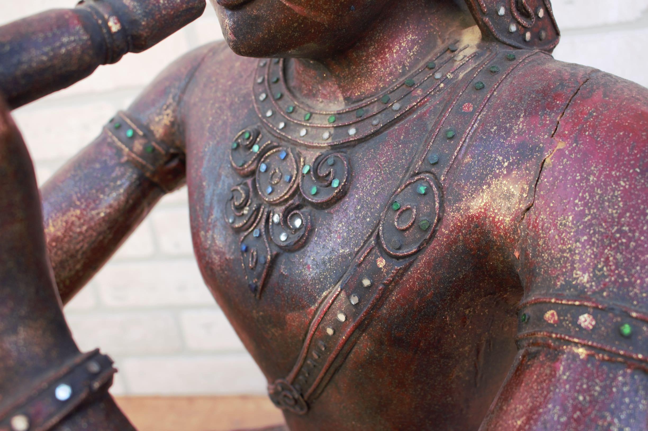 Antiker thailändischer geschnitzter sitzender Buddha, der eine Flöte spielt (Thailändisch) im Angebot