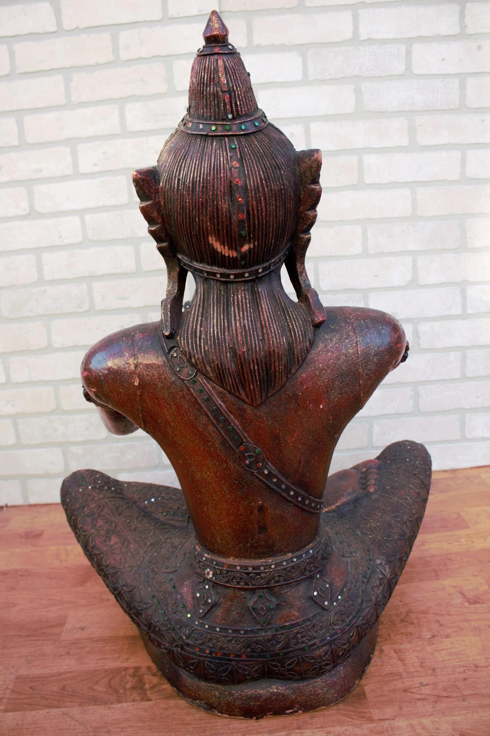 Antiker thailändischer geschnitzter sitzender Buddha, der eine Flöte spielt im Angebot 1