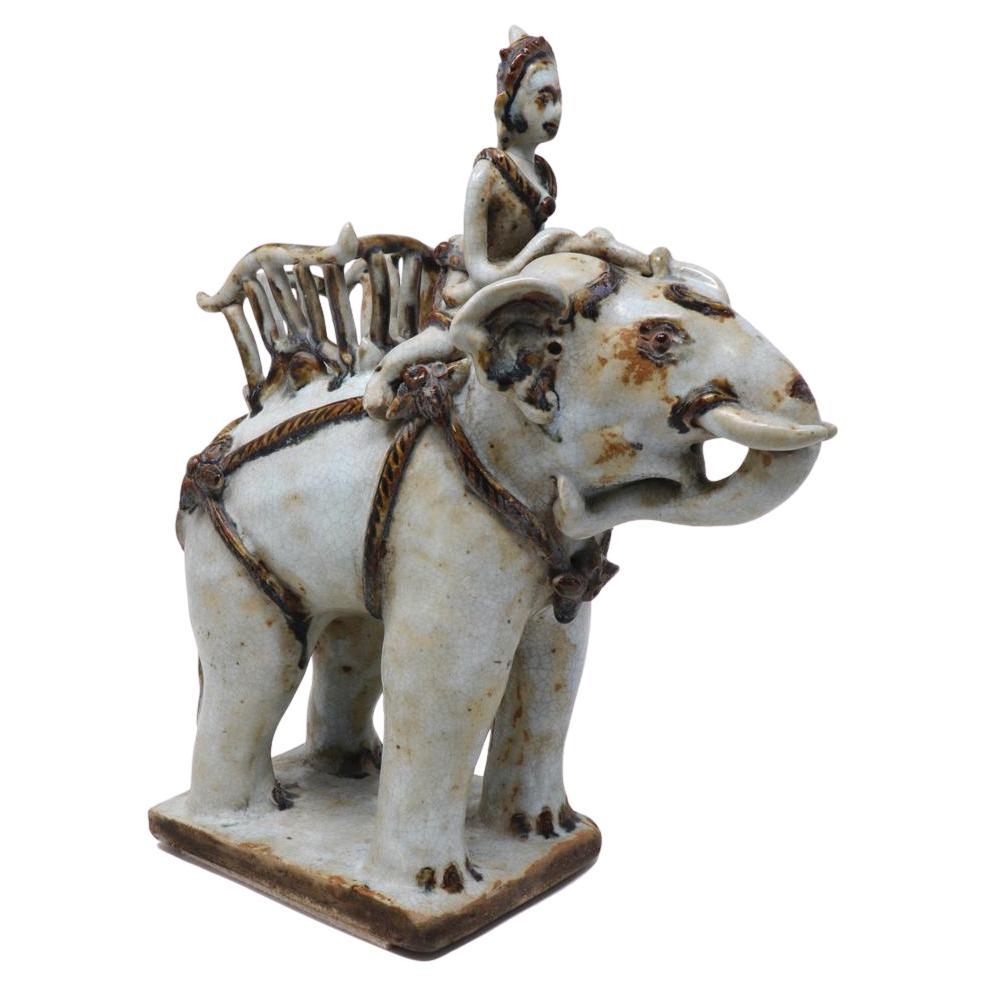 Antico elefante da guerra in ceramica tailandese bianca