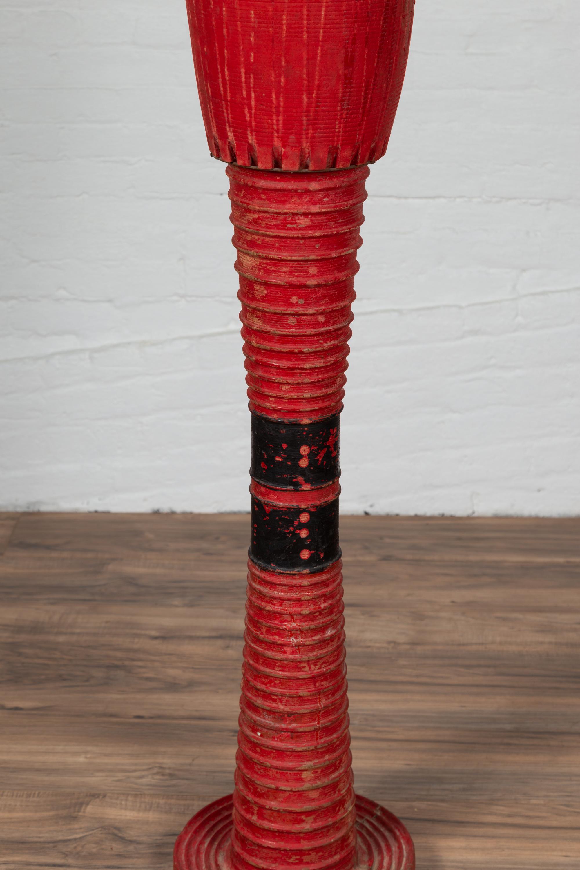 Antike thailändische freistehende rote Zeremonientrommel mit Schilf-Akzenten und rundem Sockel (Handbemalt) im Angebot