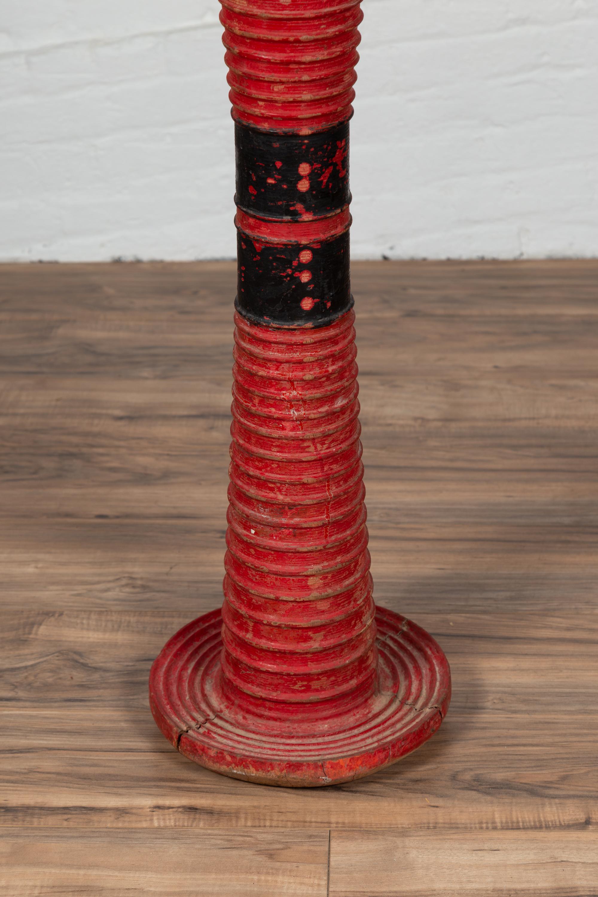 Antike thailändische freistehende rote Zeremonientrommel mit Schilf-Akzenten und rundem Sockel im Zustand „Gut“ im Angebot in Yonkers, NY