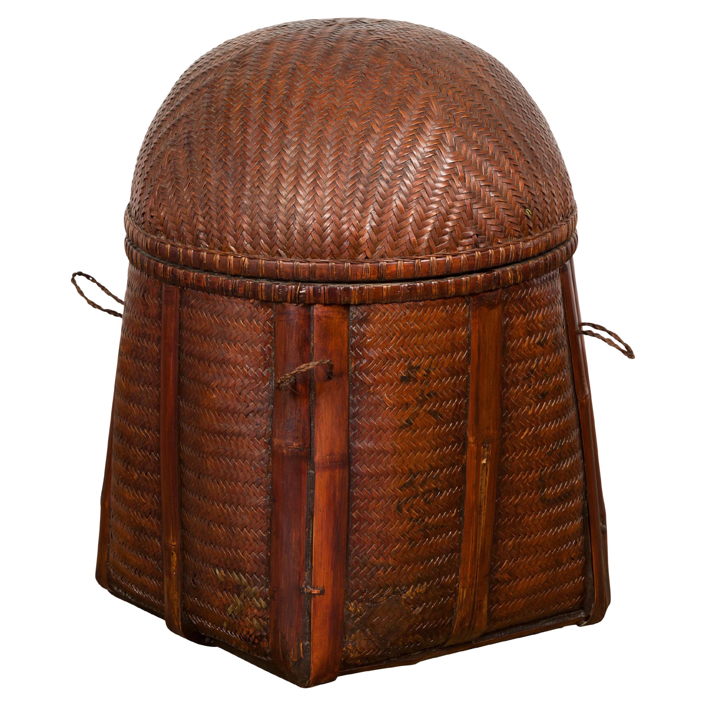 Antiker thailändischer handgewebter Rattankorb mit gewölbtem Deckel und rustikaler Charakter