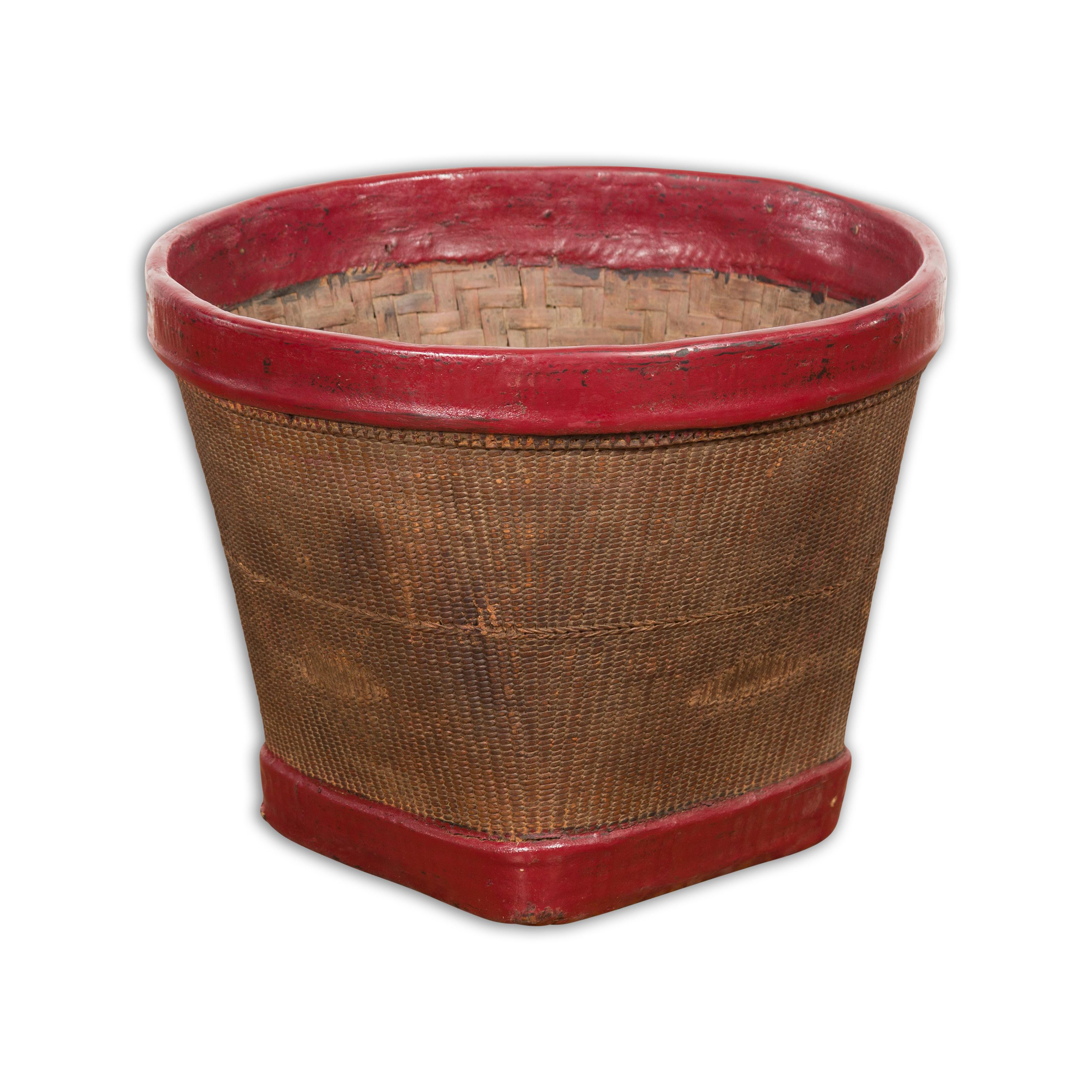 Antico cesto di grano tailandese in rattan intrecciato a mano con bordo laccato rosso in vendita 6