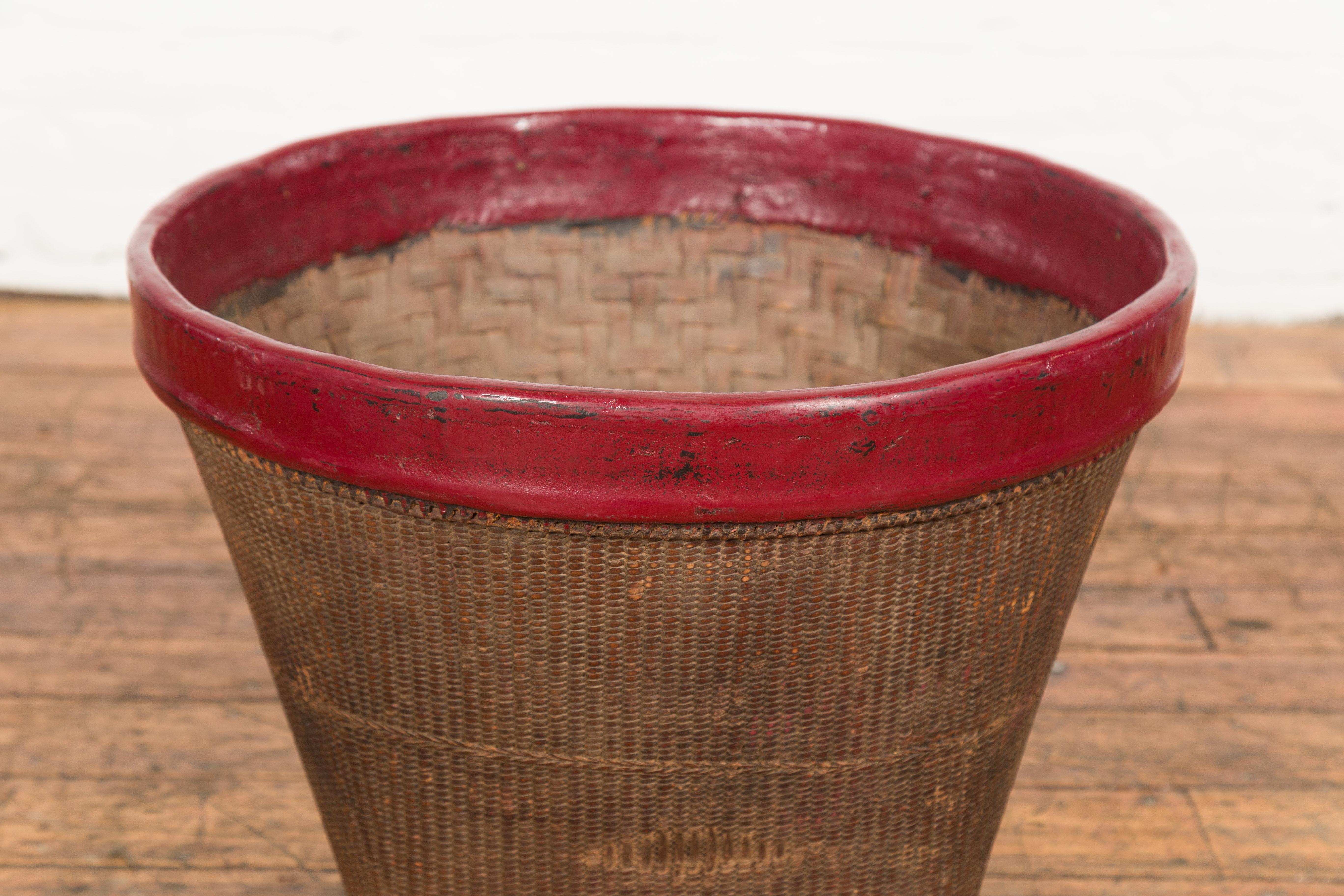 Antico cesto di grano tailandese in rattan intrecciato a mano con bordo laccato rosso In condizioni buone in vendita a Yonkers, NY