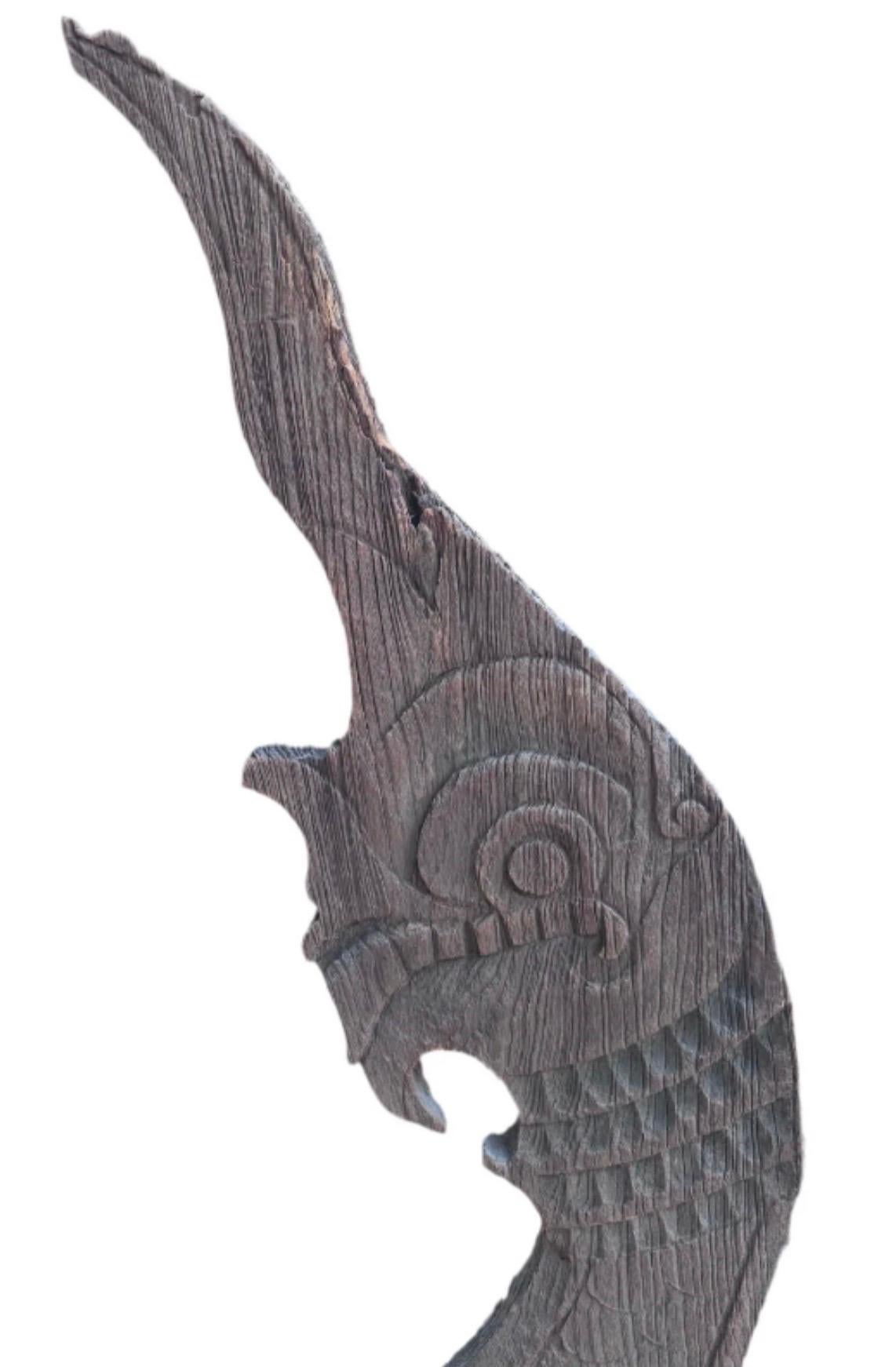 Antiguo remate de templo Naga tailandés sobre peana

En el Southeast Asia, a Naga se le conoce como el rey serpiente, el soberano de las vías fluviales del inframundo (el equivalente chino es Dragón). En la escalera de muchos templos del norte de