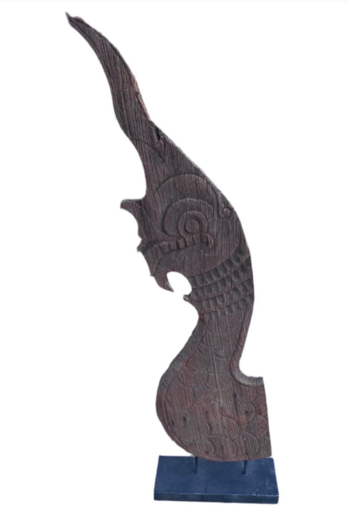 Antiguo remate de templo Naga tailandés Teca en venta