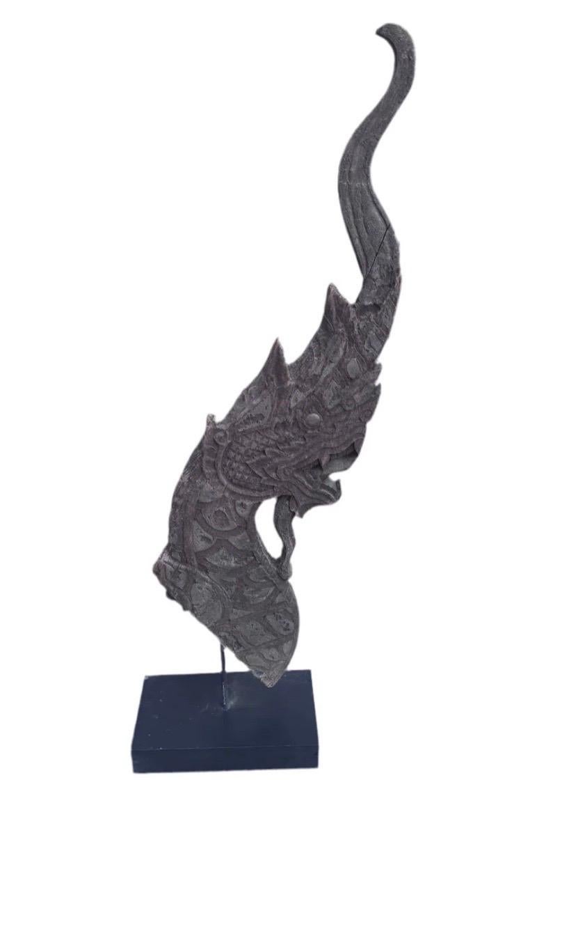 Antiguo remate de templo Naga tailandés sobre peana Chinoiserie en venta