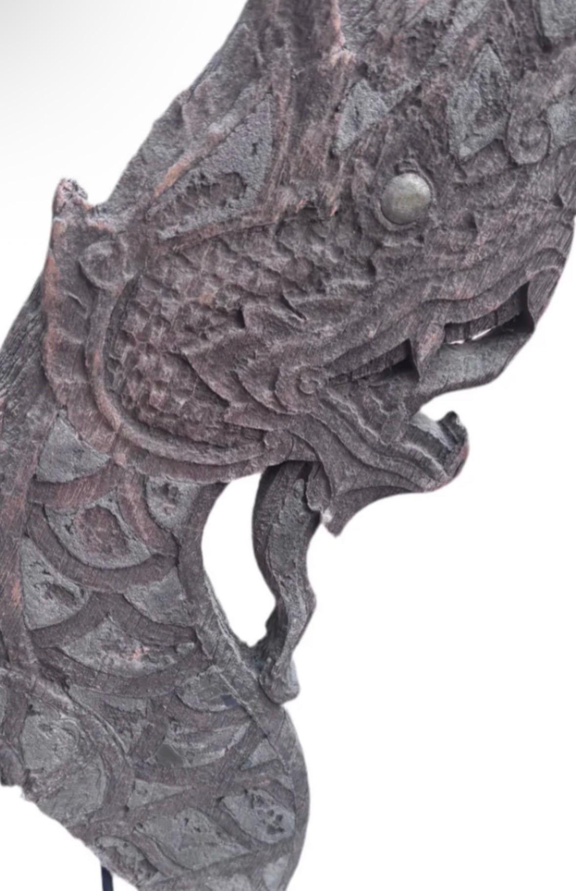 Antiguo remate de templo Naga tailandés sobre peana Tailandés en venta