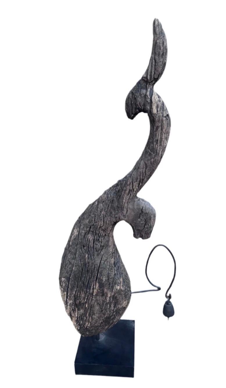 Antiguo Remate de Templo Naga Tailandés sobre Soporte con Campana

En el Southeast Asia, a Naga se le conoce como el rey serpiente, el soberano de las vías fluviales del inframundo (el equivalente chino es Dragón). En la escalera de muchos templos