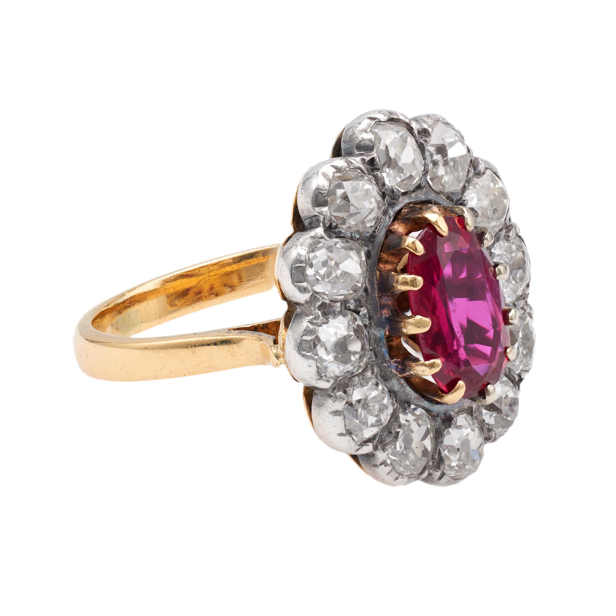 Antiker thailändischer unbehandelter Rubin-Diamant-Silber-Cluster-Ring aus 18 Karat Gelbgold für Damen oder Herren im Angebot