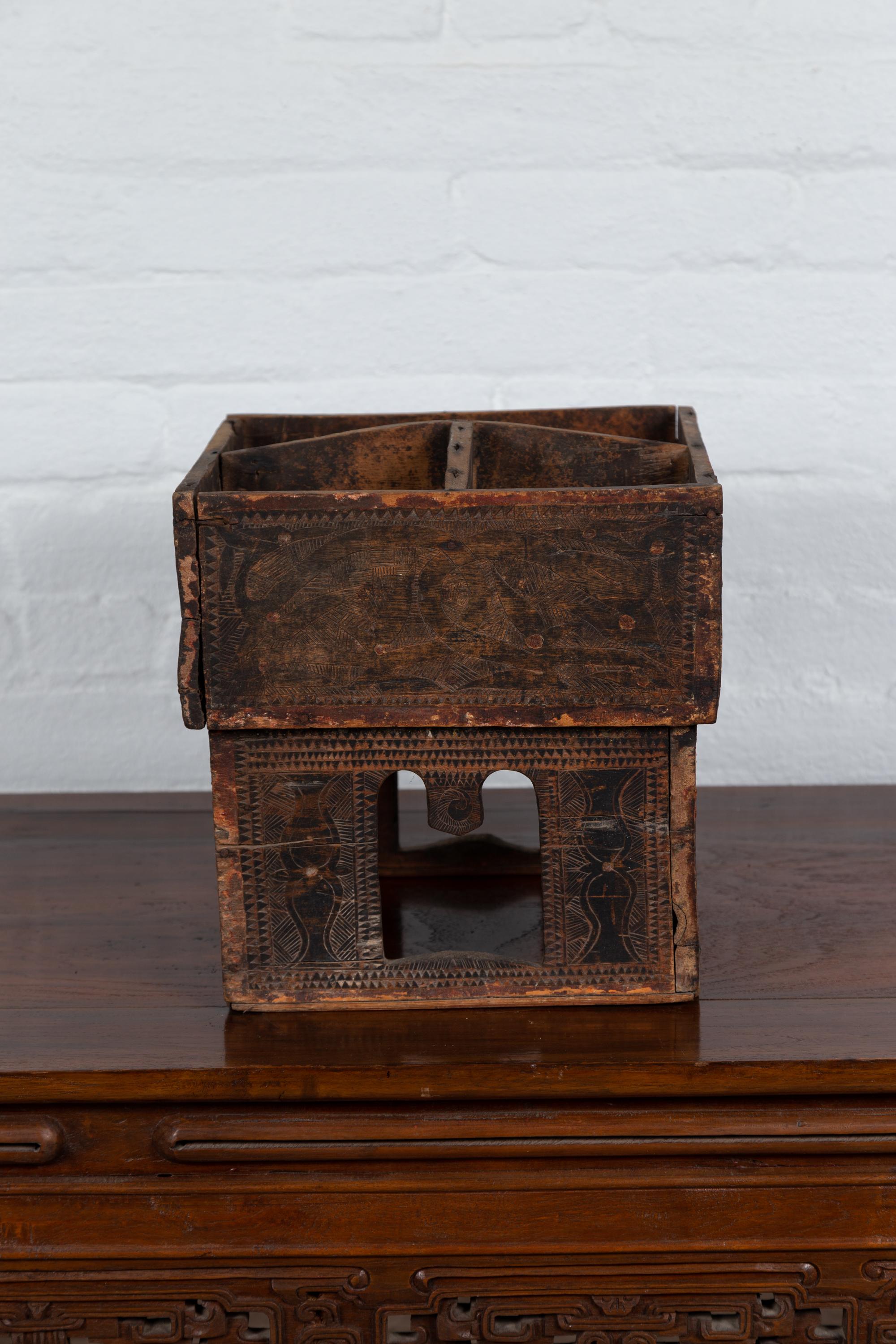 Ancienne boîte à noix de bétel thaïlandaise en bois avec décor sculpté et motifs Pierce en vente 1