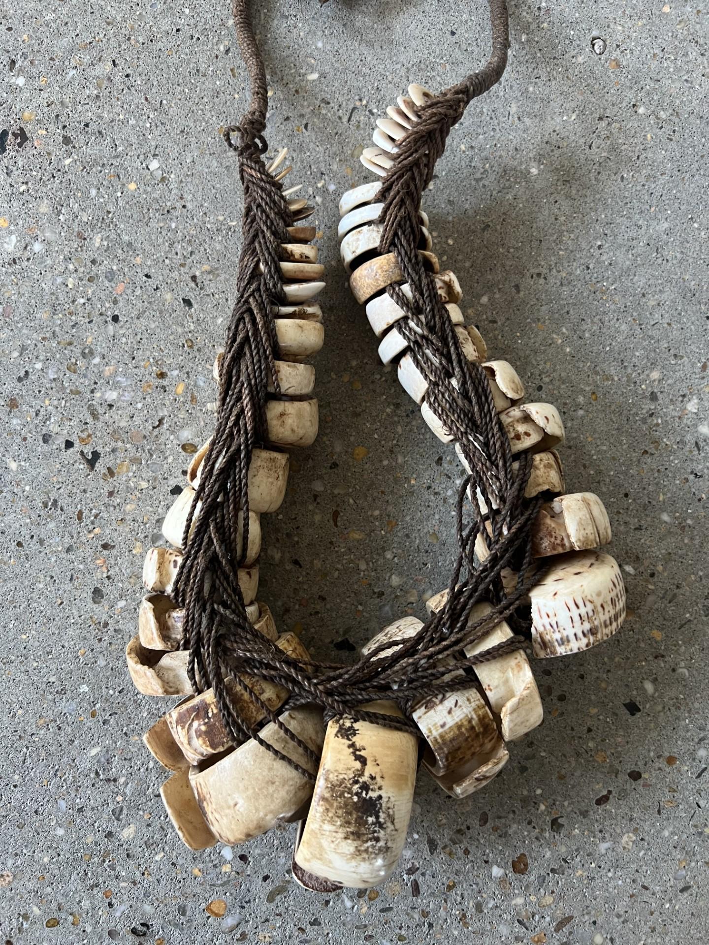 Antike thailändische Muschel-Halskette, gefunden in Deutschland  (Handgefertigt) im Angebot