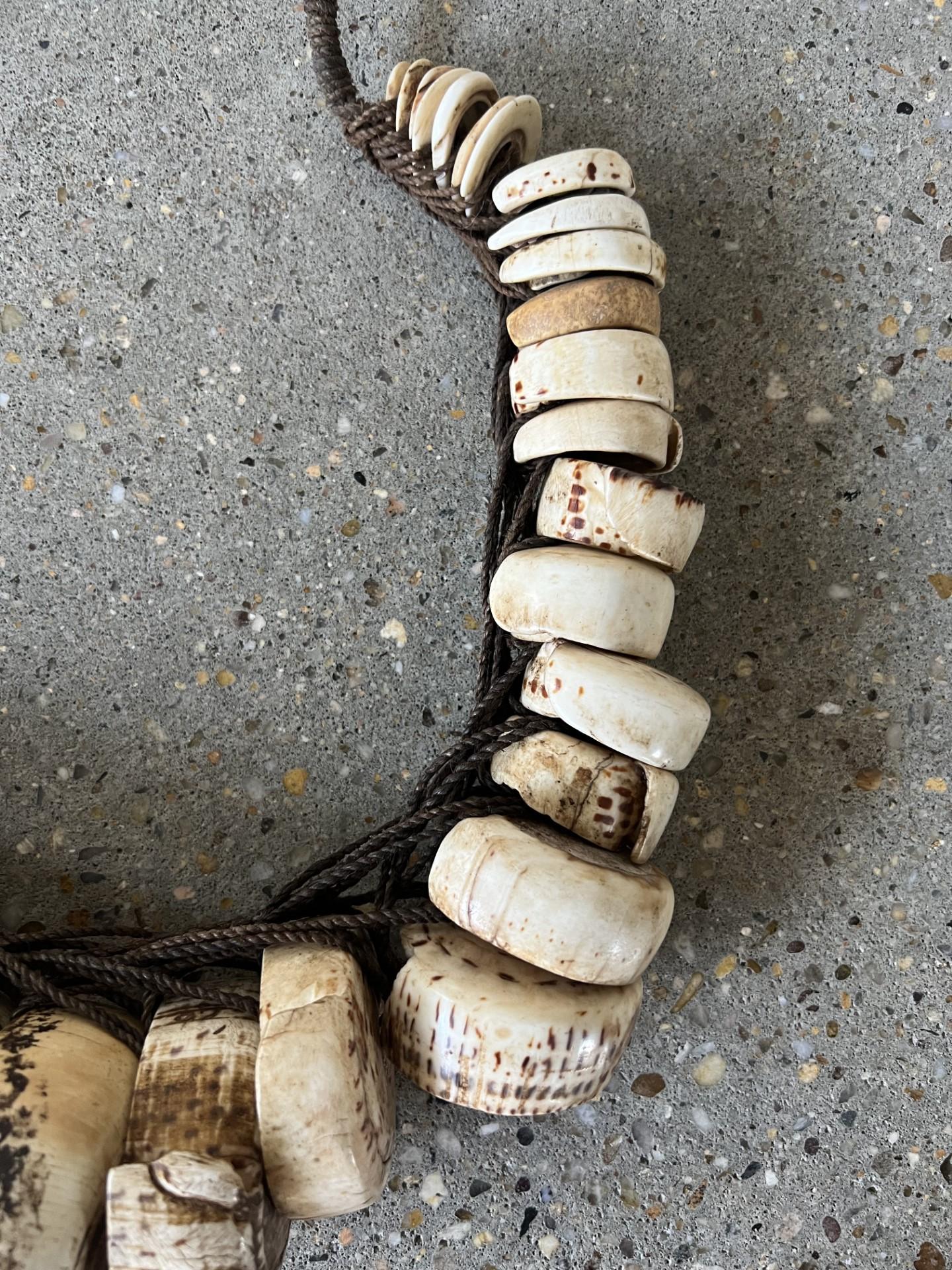Antike thailändische Muschel-Halskette, gefunden in Deutschland  im Zustand „Gut“ im Angebot in Chicago, IL