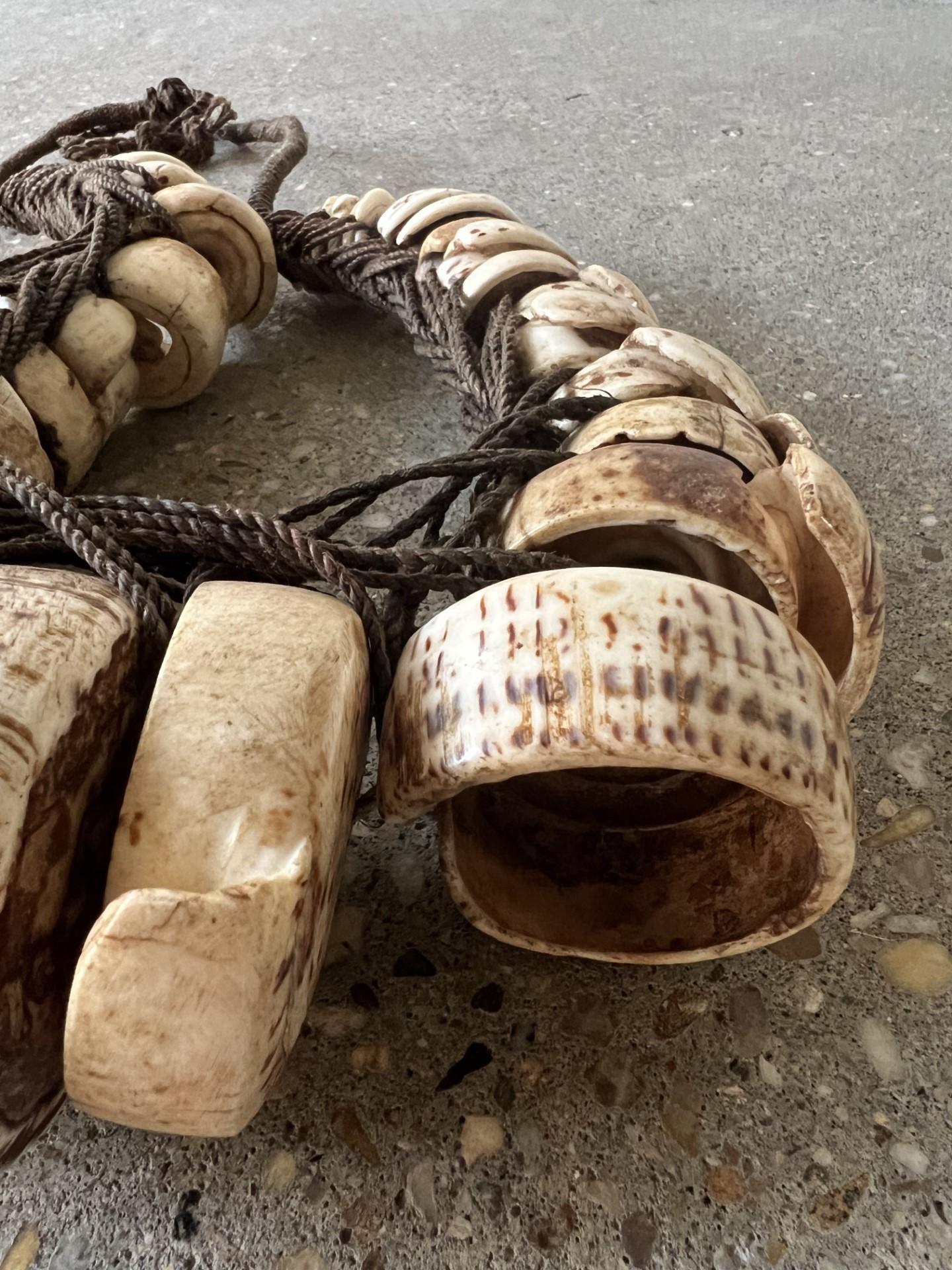 Antike thailändische Muschel-Halskette, gefunden in Deutschland  im Angebot 1