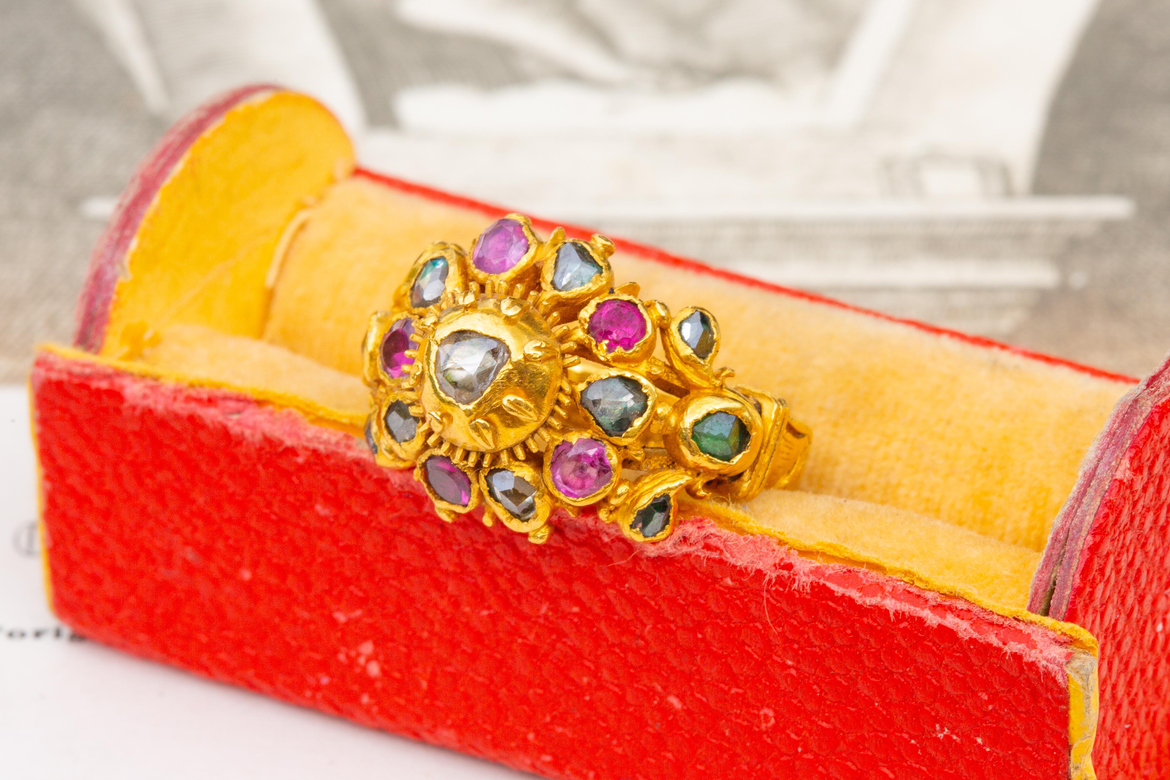 Ancienne bague thaïlandaise Siam du 19ème siècle en or sertie de pierres précieuses princesses, rubis et émeraude en vente 5