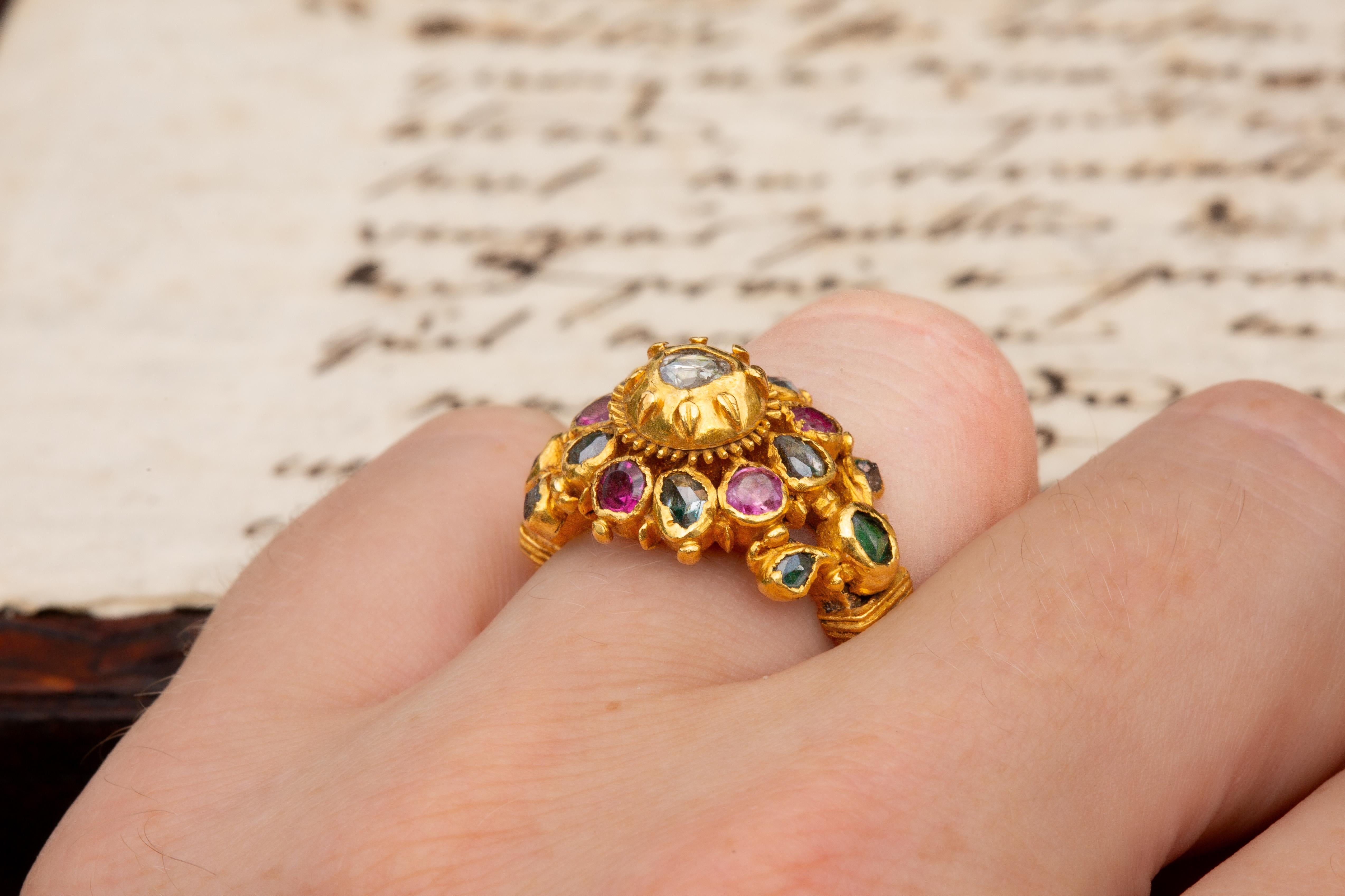 Antiker thailändischer Siam 19. Jahrhundert Gold Fürstlicher Edelsteinbesetzter Cluster Ring Rubin Smaragd im Angebot 9