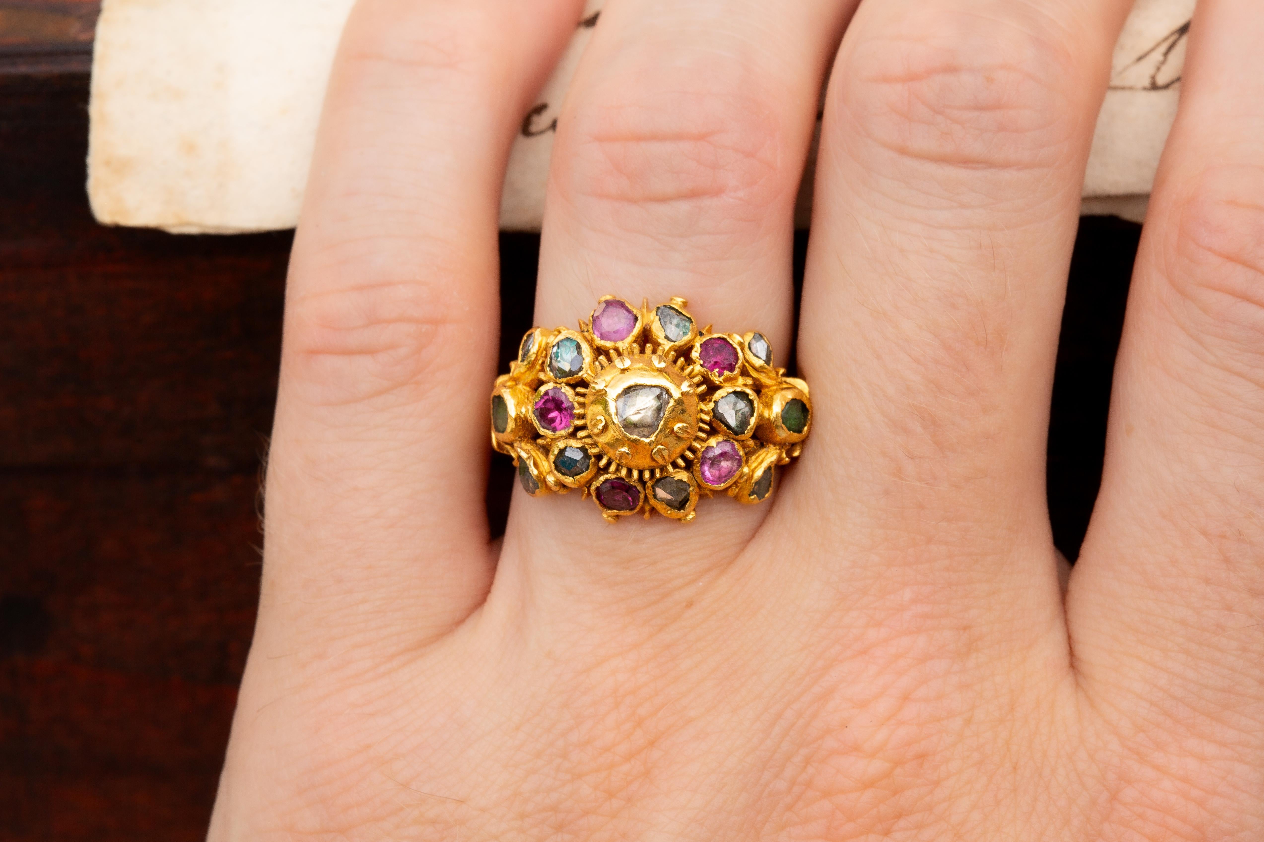 Antiker thailändischer Siam 19. Jahrhundert Gold Fürstlicher Edelsteinbesetzter Cluster Ring Rubin Smaragd im Angebot 10