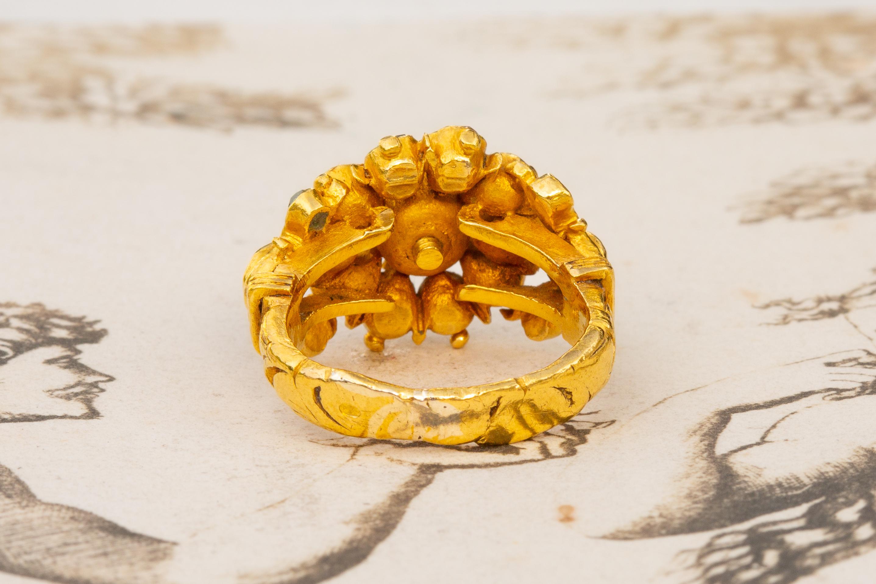 Antiker thailändischer Siam 19. Jahrhundert Gold Fürstlicher Edelsteinbesetzter Cluster Ring Rubin Smaragd im Angebot 1