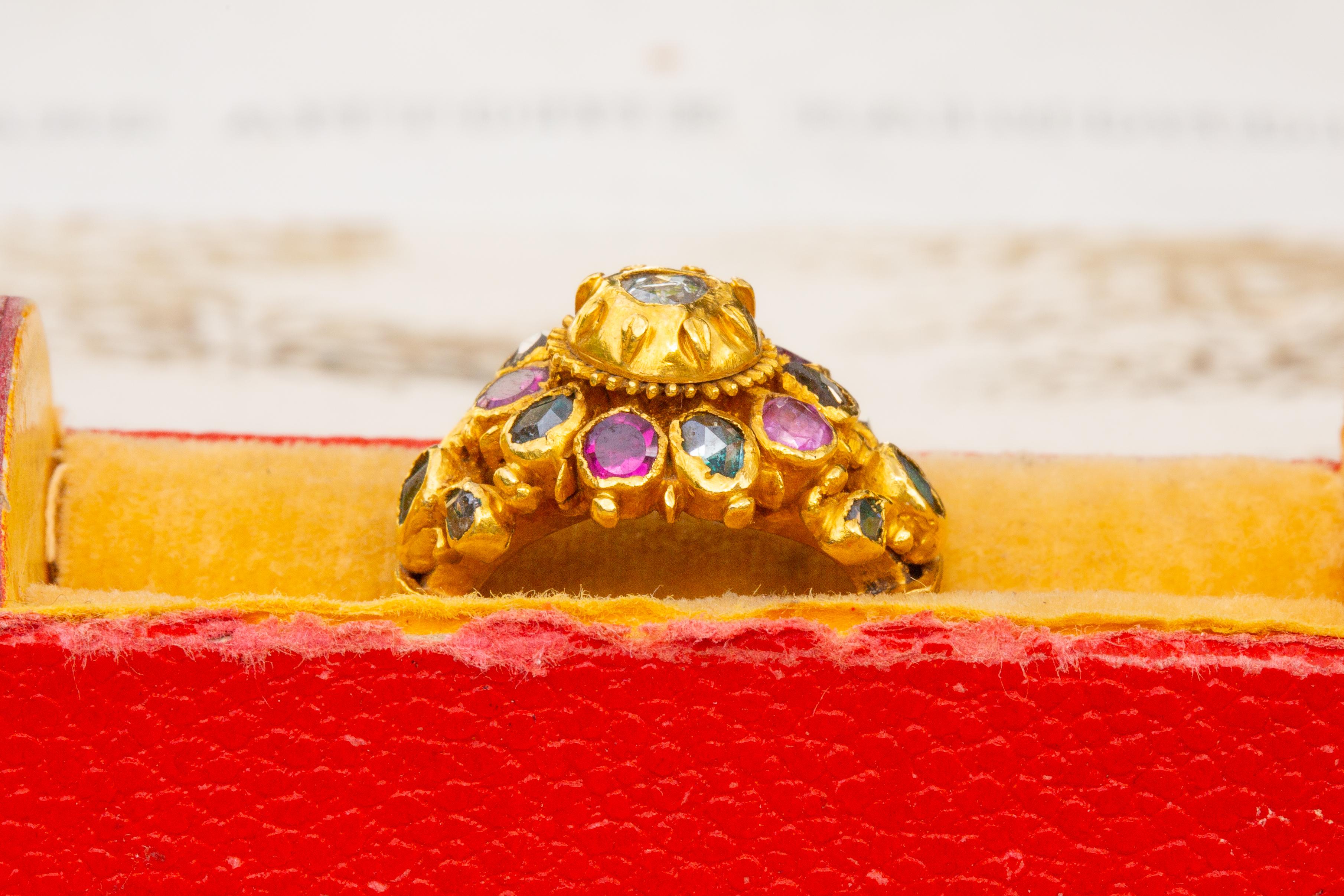 Antiker thailändischer Siam 19. Jahrhundert Gold Fürstlicher Edelsteinbesetzter Cluster Ring Rubin Smaragd im Angebot 2