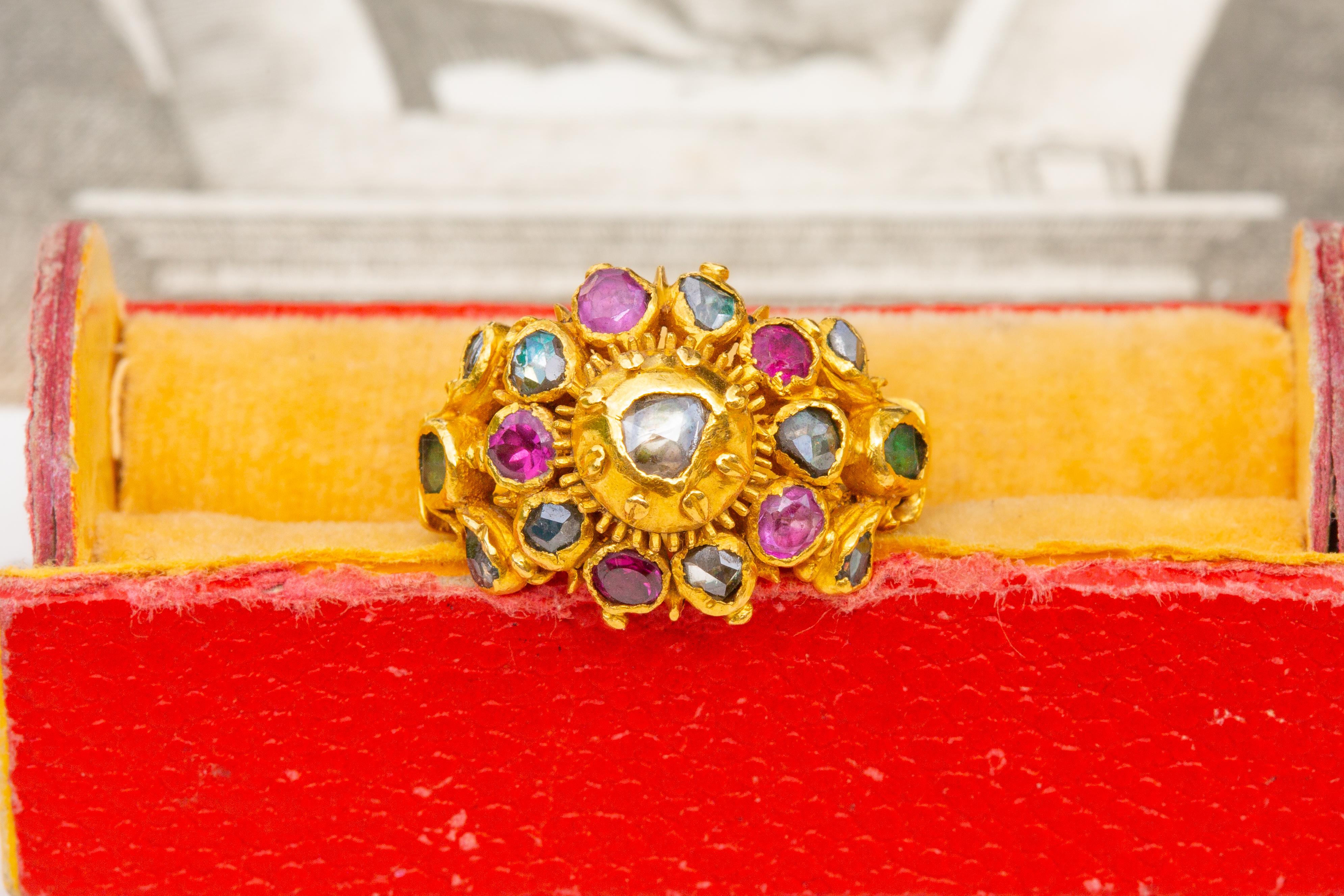 Antiker thailändischer Siam 19. Jahrhundert Gold Fürstlicher Edelsteinbesetzter Cluster Ring Rubin Smaragd im Angebot 3