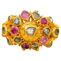 Antiker thailändischer Siam 19. Jahrhundert Gold Fürstlicher Edelsteinbesetzter Cluster Ring Rubin Smaragd