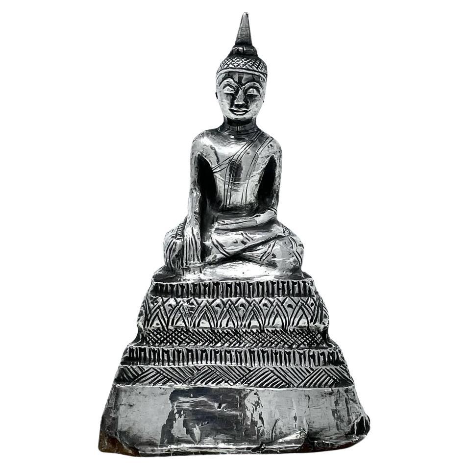 Antiguo Buda tailandés de plata