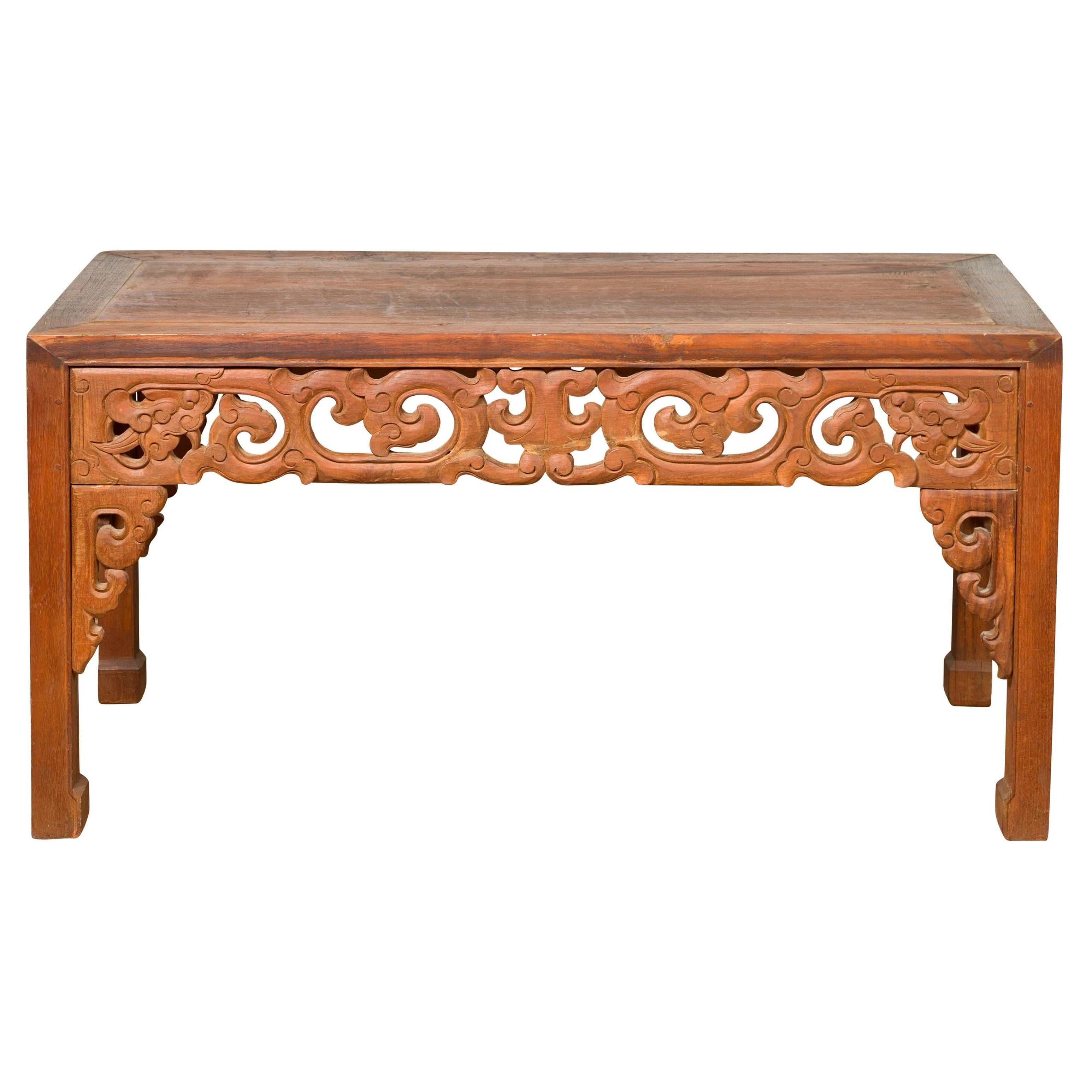 Antico tavolino in legno di teak tailandese con grembiule intagliato a nuvola e piedi a zoccolo di cavallo
