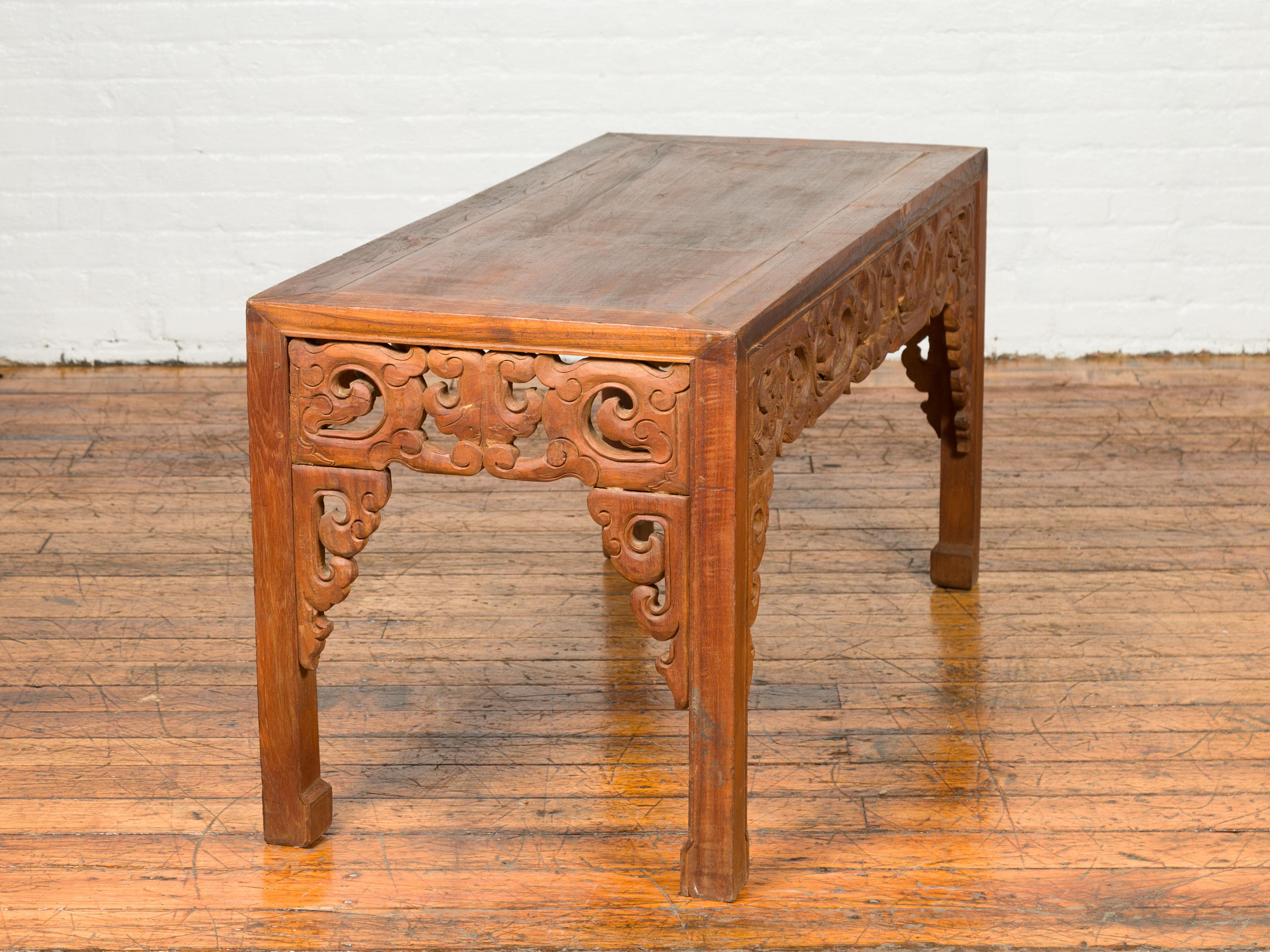 Ancienne table d'appoint en bois de teck thaïlandais avec tablier sculpté de nuages et pieds en sabot de cheval en vente 1
