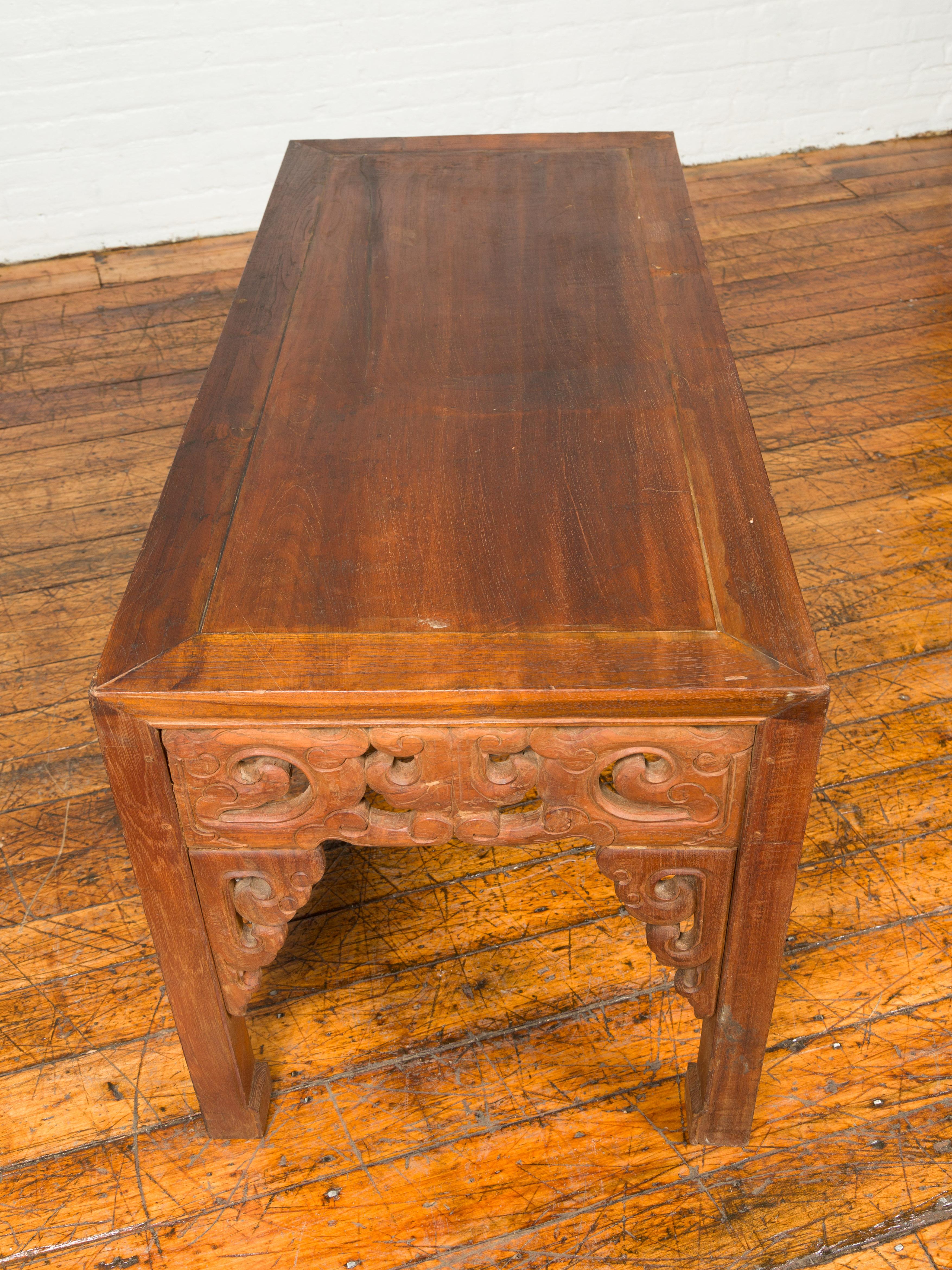 Ancienne table d'appoint en bois de teck thaïlandais avec tablier sculpté de nuages et pieds en sabot de cheval en vente 2