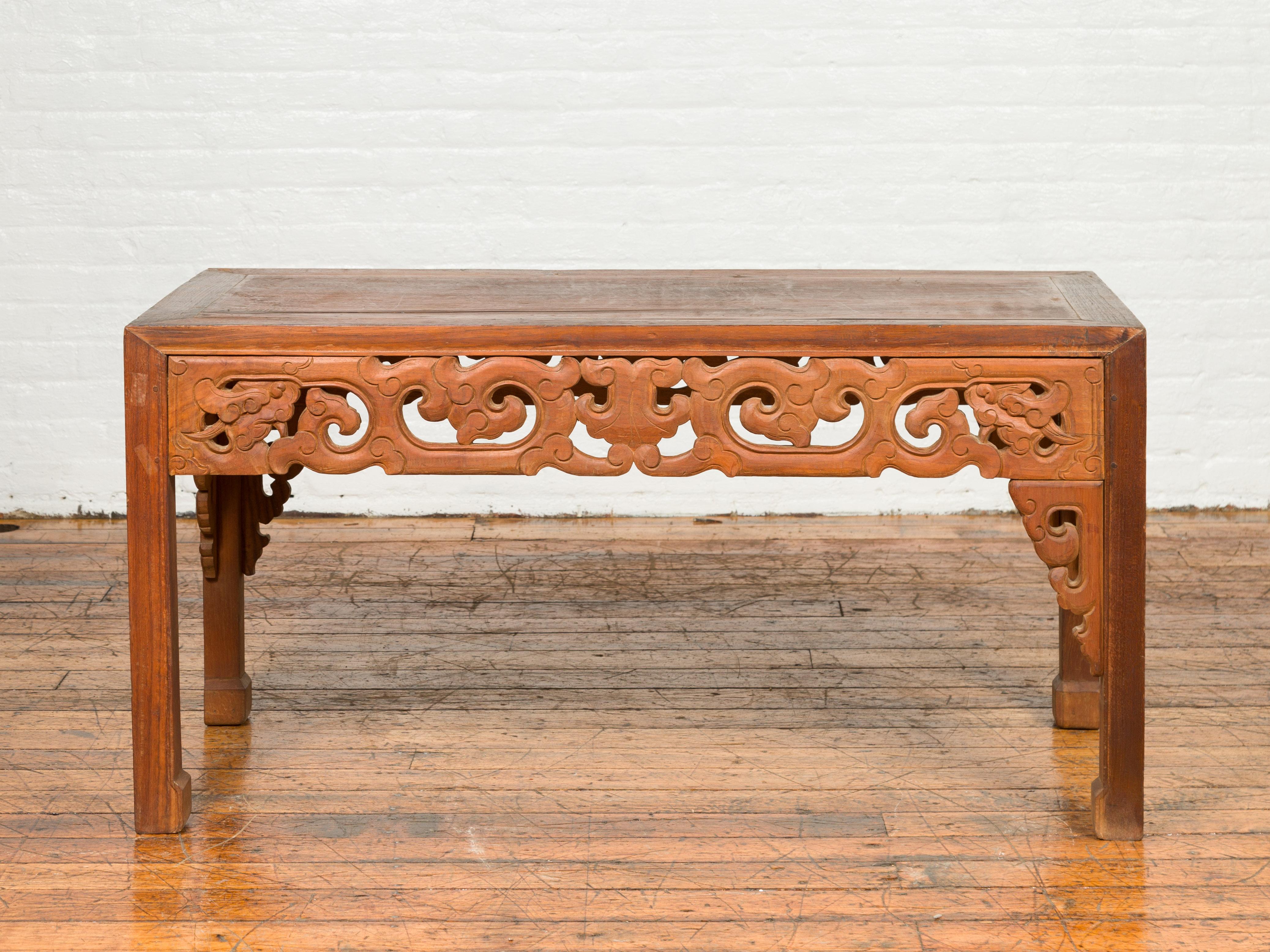 Ancienne table d'appoint en bois de teck thaïlandais avec tablier sculpté de nuages et pieds en sabot de cheval en vente 3