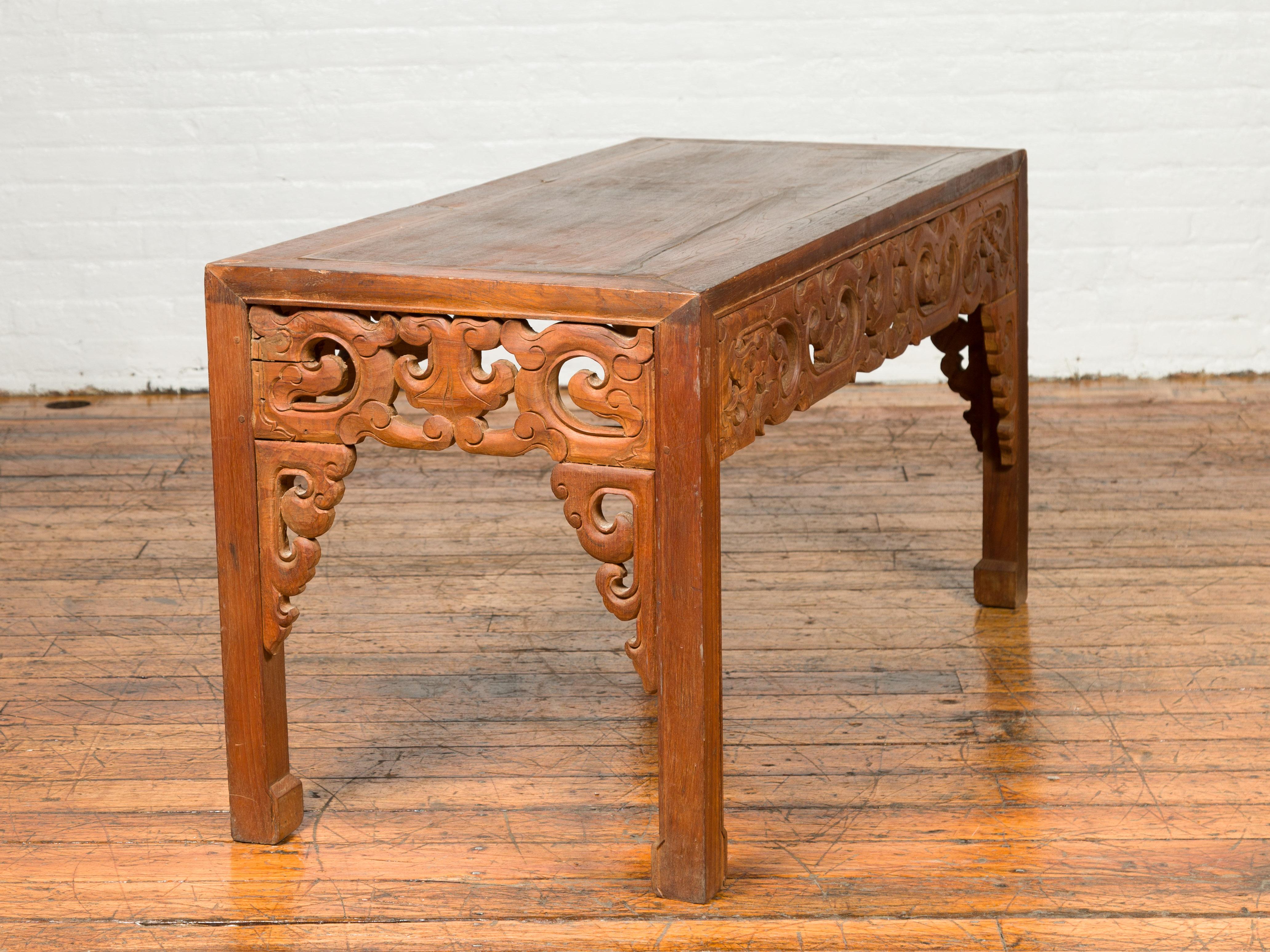 Ancienne table d'appoint en bois de teck thaïlandais avec tablier sculpté de nuages et pieds en sabot de cheval en vente 4