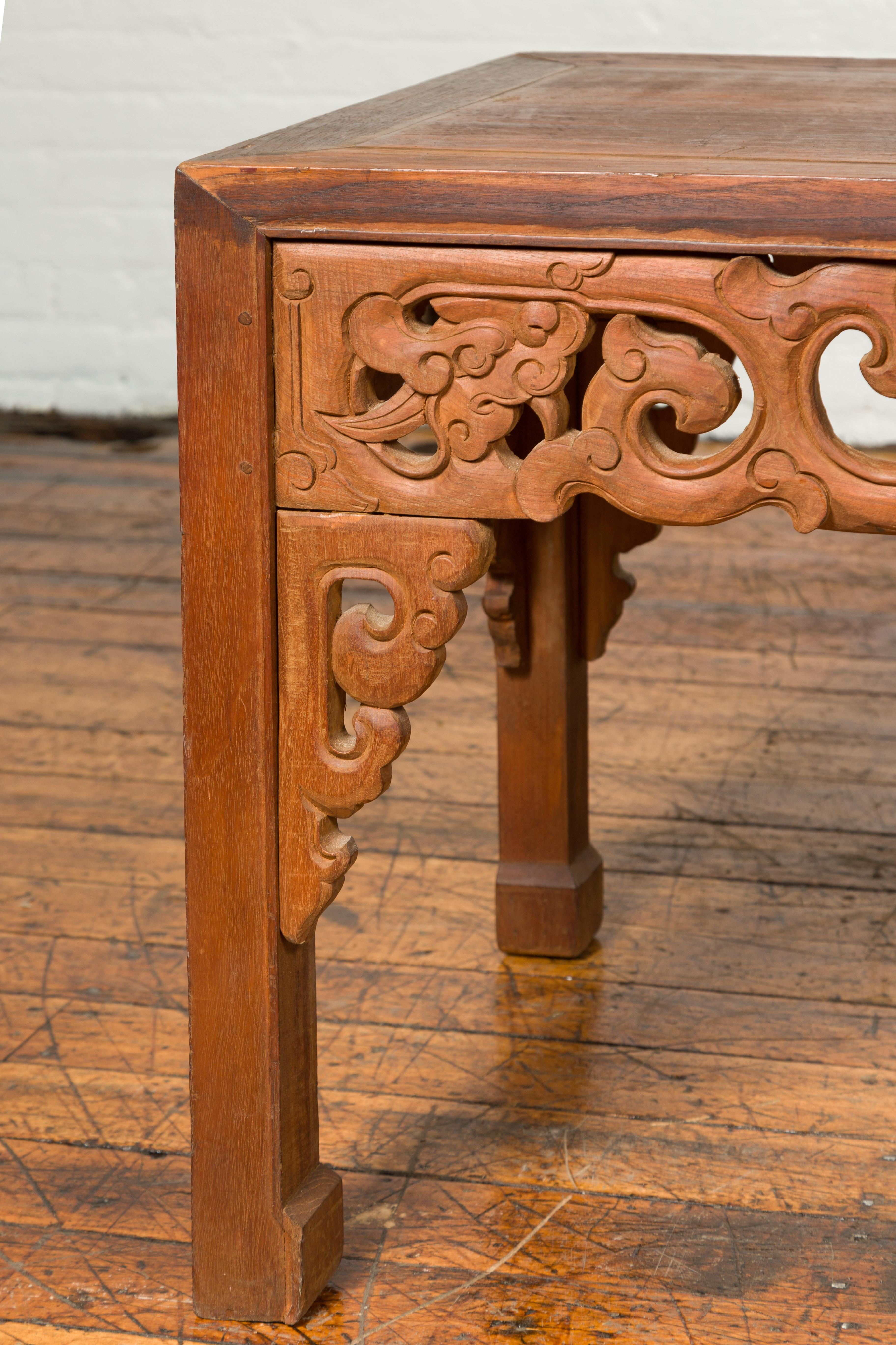 Thaïlandais Ancienne table d'appoint en bois de teck thaïlandais avec tablier sculpté de nuages et pieds en sabot de cheval en vente