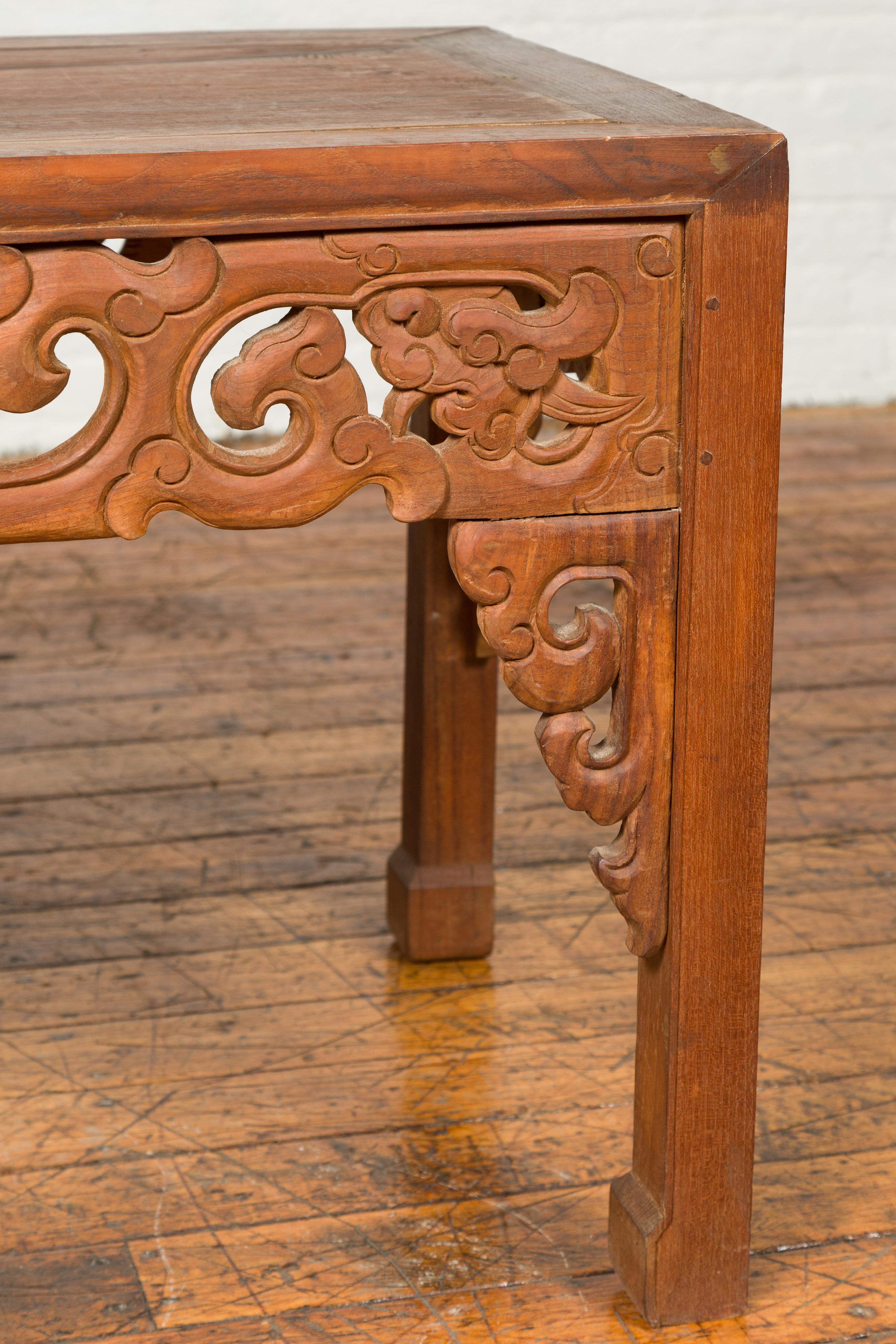 Sculpté Ancienne table d'appoint en bois de teck thaïlandais avec tablier sculpté de nuages et pieds en sabot de cheval en vente