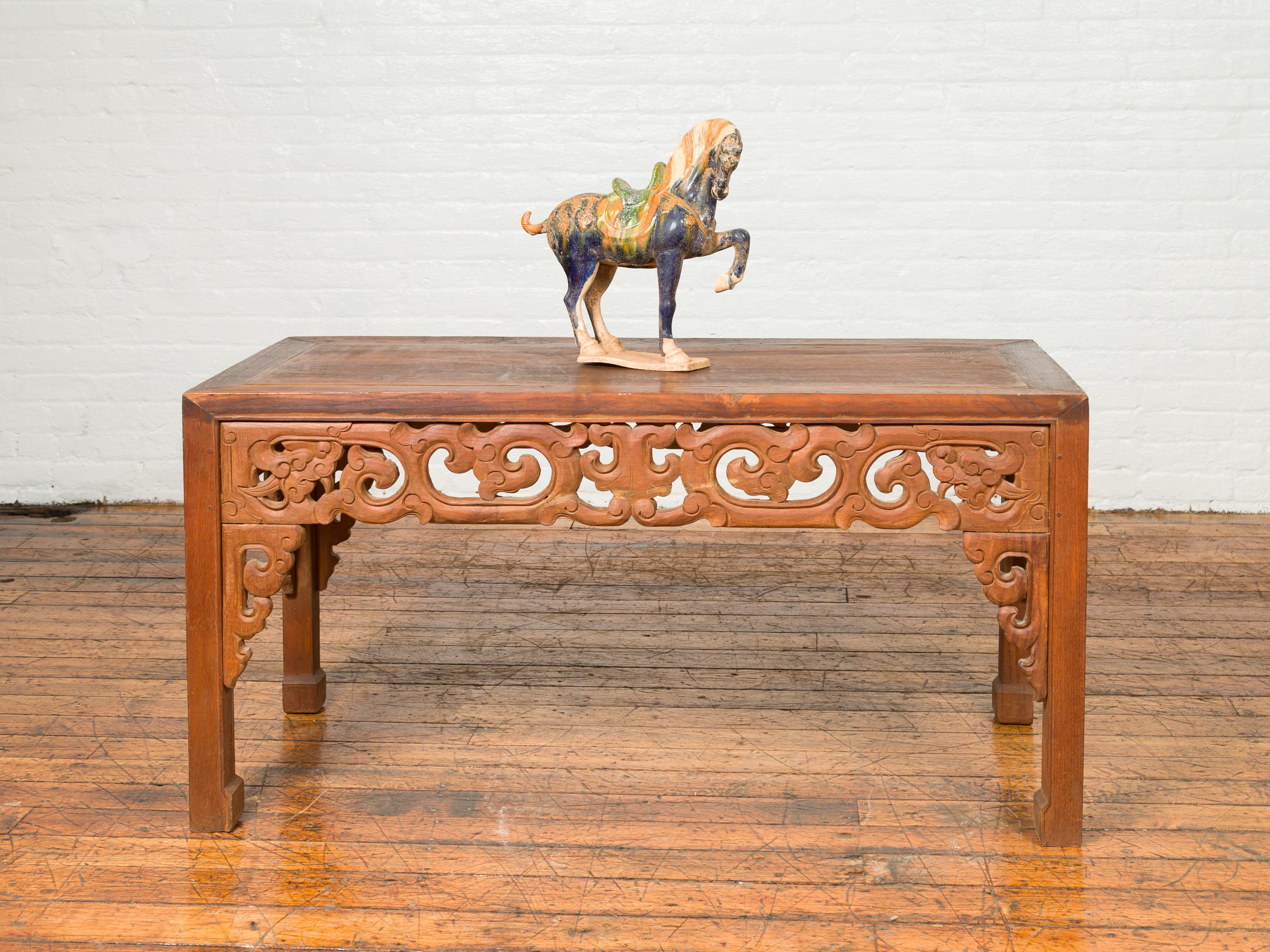 20ième siècle Ancienne table d'appoint en bois de teck thaïlandais avec tablier sculpté de nuages et pieds en sabot de cheval en vente