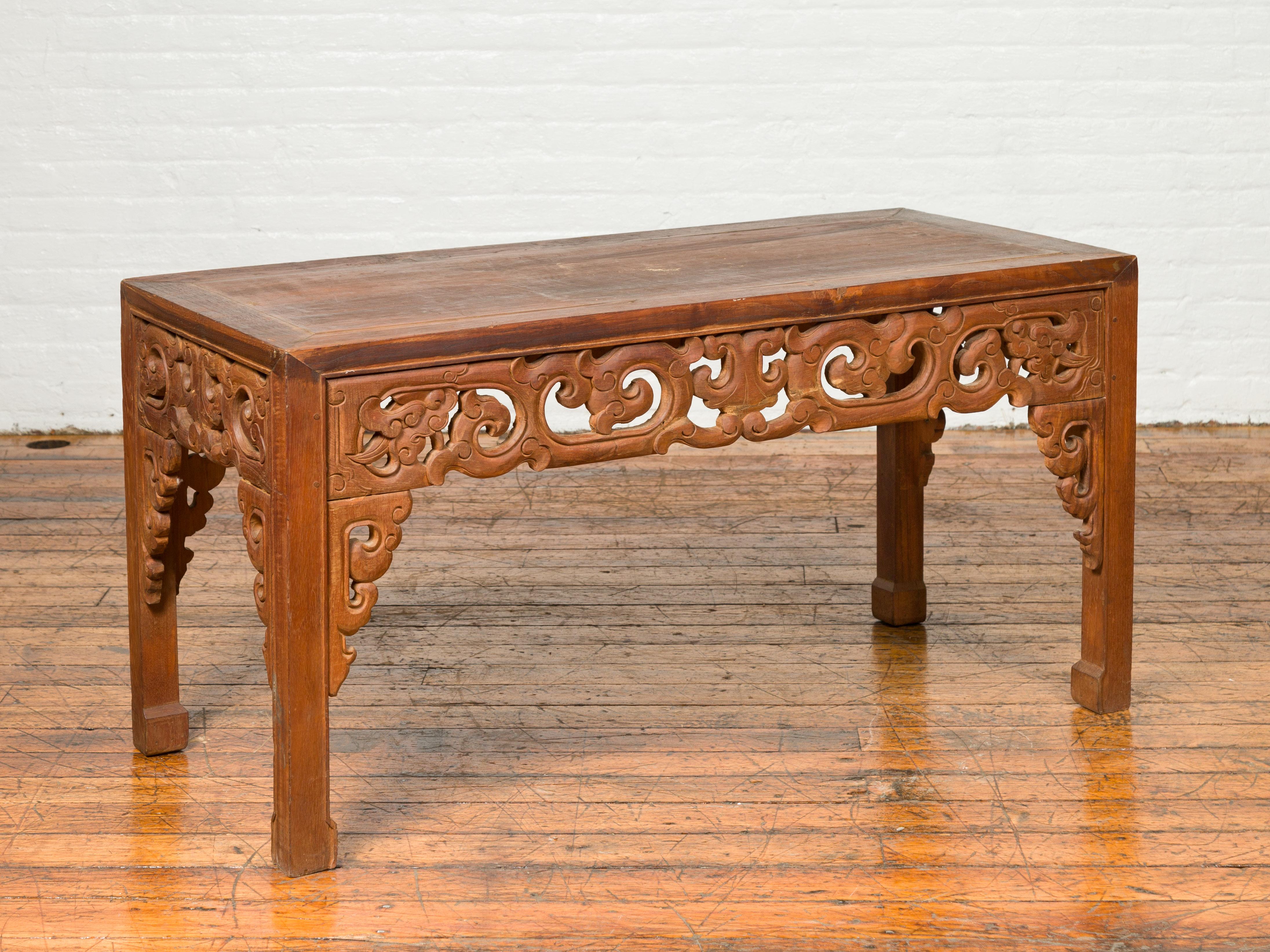 Teck Ancienne table d'appoint en bois de teck thaïlandais avec tablier sculpté de nuages et pieds en sabot de cheval en vente