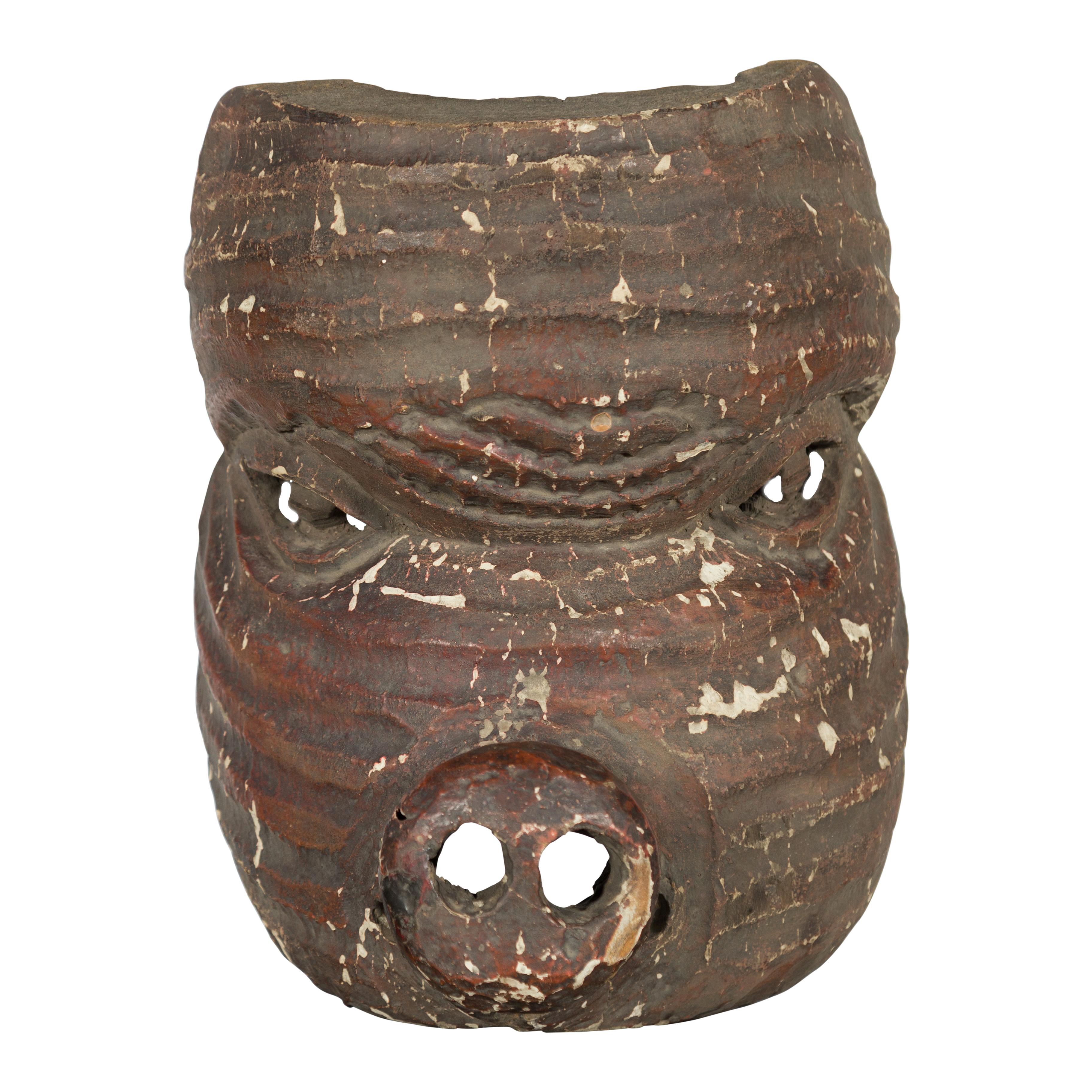 Masque tribal thaïlandais ancien en bois sculpté représentant un nageant avec des yeux percés en vente 1